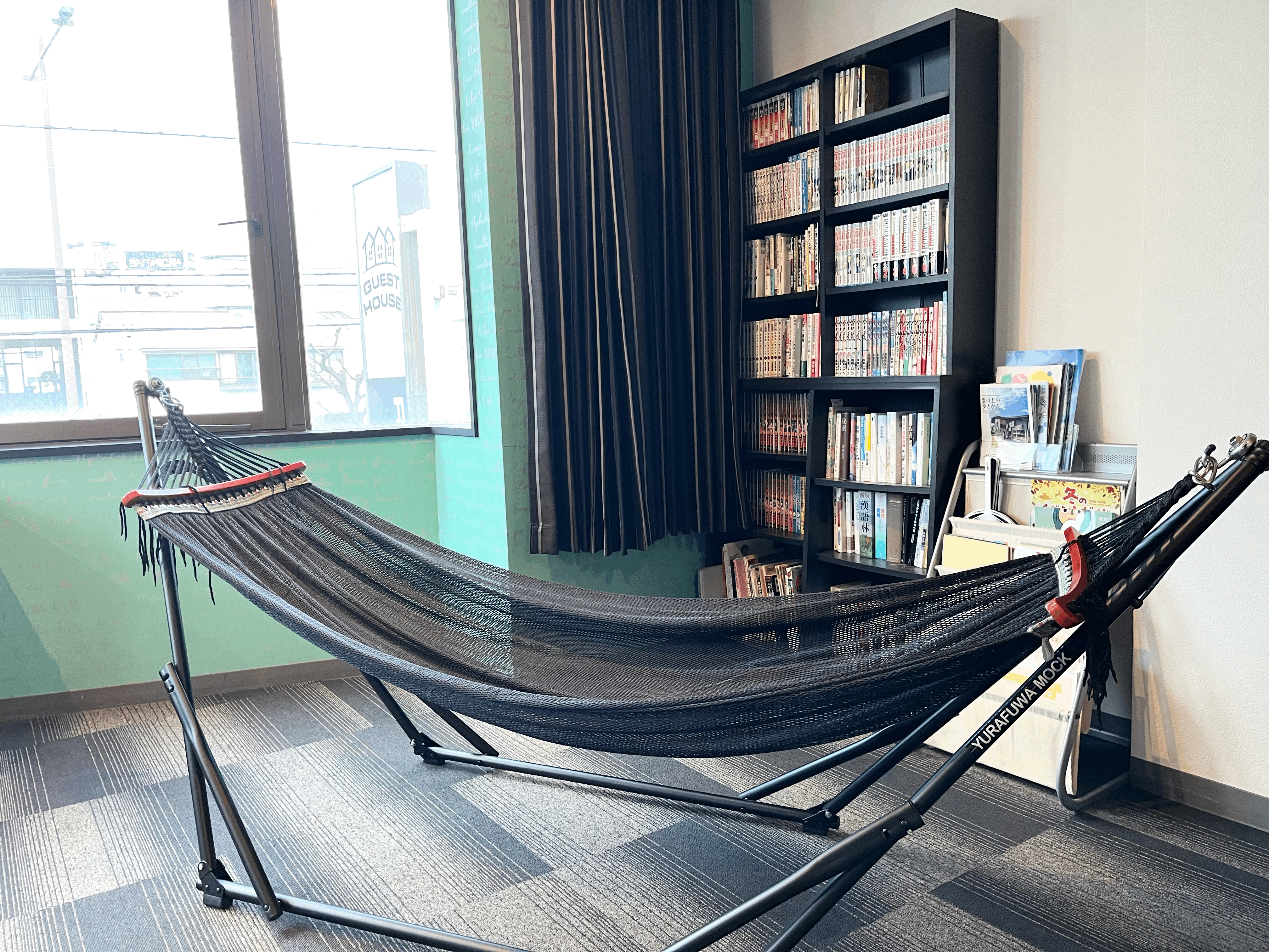 ハンモック、本棚