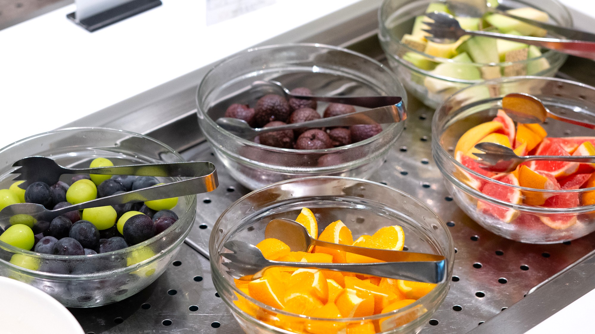 14階 絶景のバイキングレストラン【VENTVERT】新鮮なフルーツは山梨県ならでは