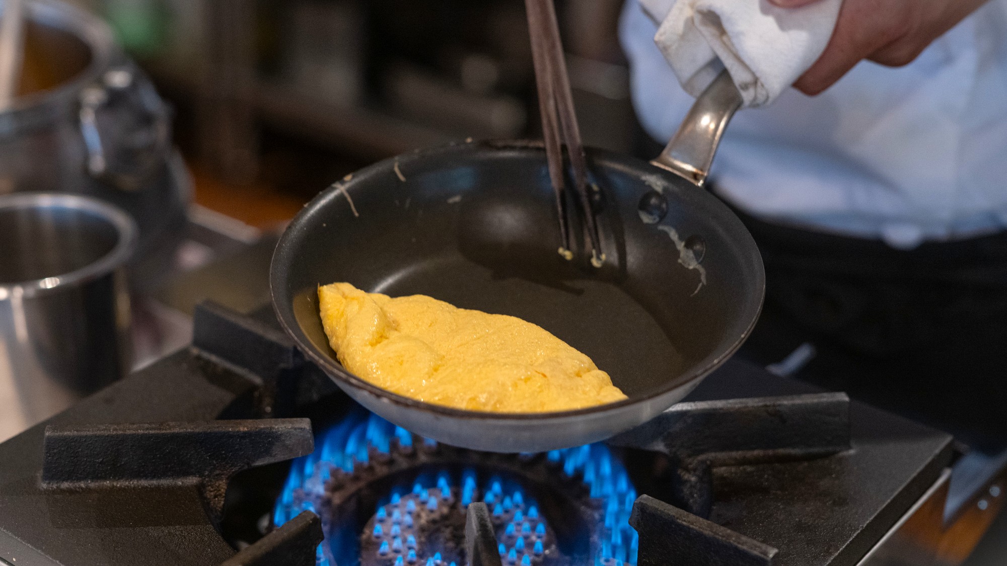 ホテルの朝食には欠かせないオムレツ