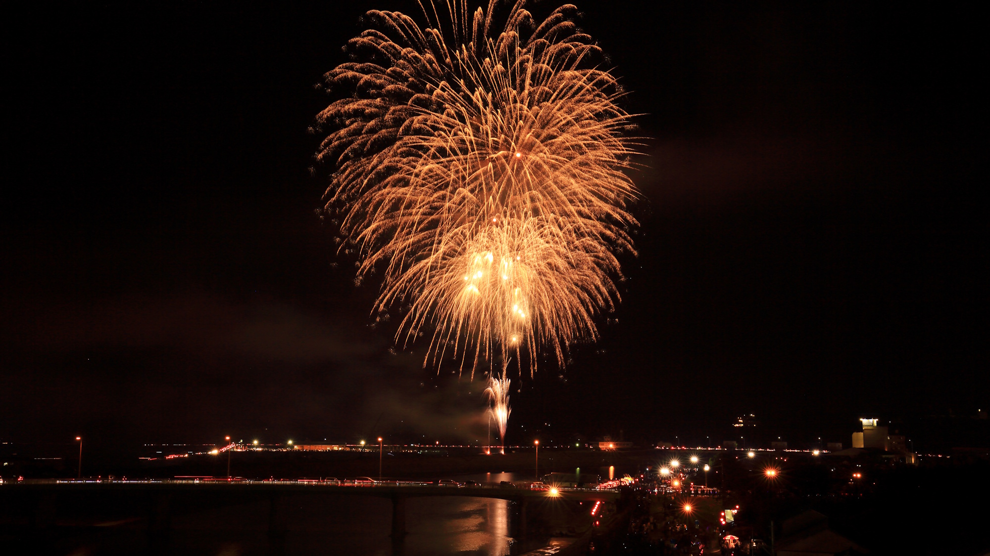 【山鹿灯篭まつり】8月15日の納涼花火大会。菊池川河畔の川面に写る花火。