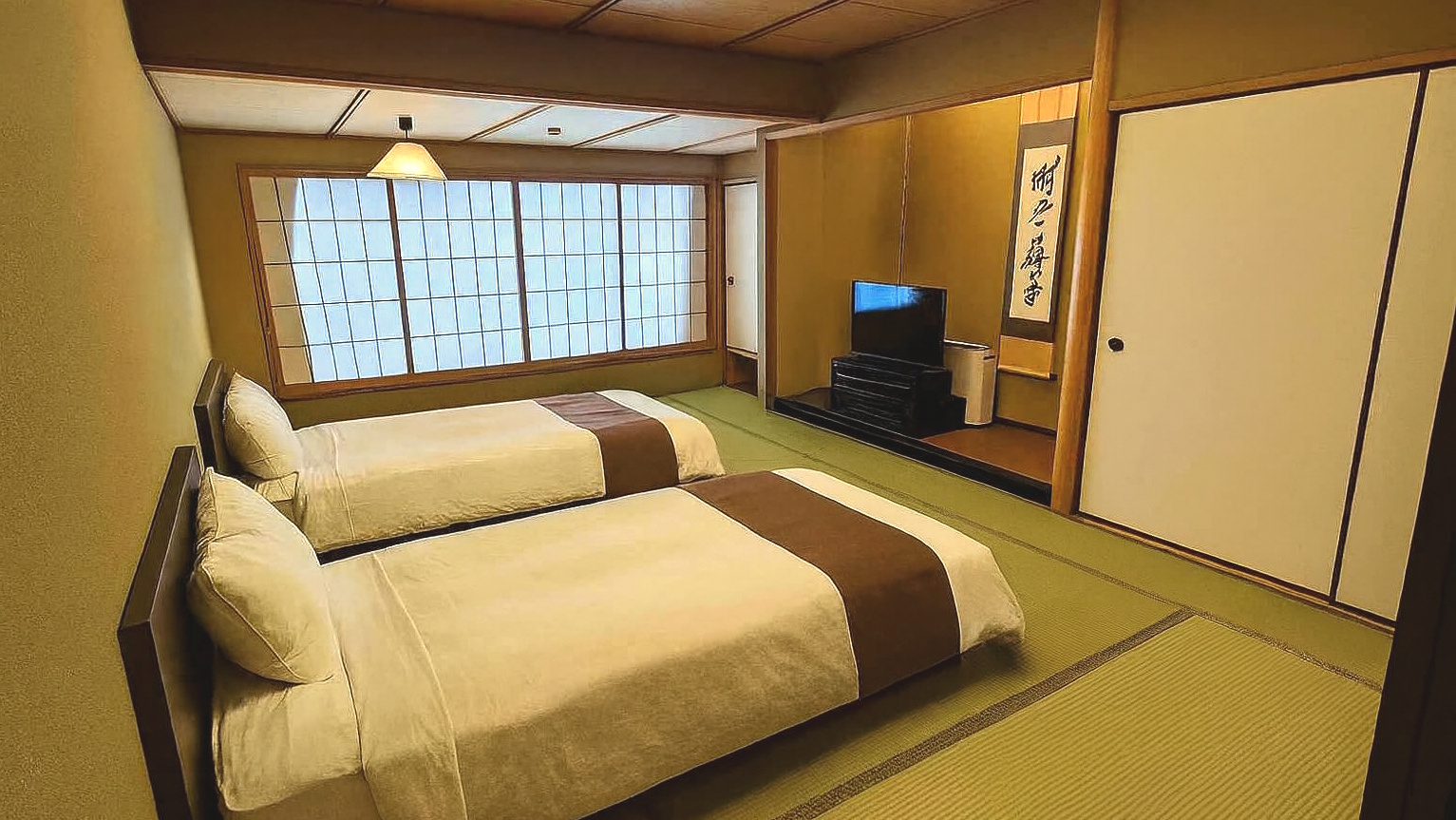 ■鹿門亭■　和室14畳 ＜畳の和室にベッドのお部屋＞　※町側※