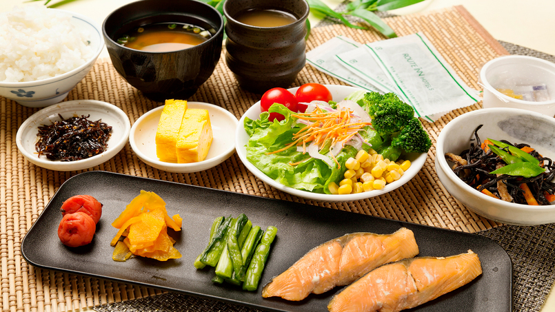 和朝食　バイキング形式でお好きなお料理をお取りいただけます