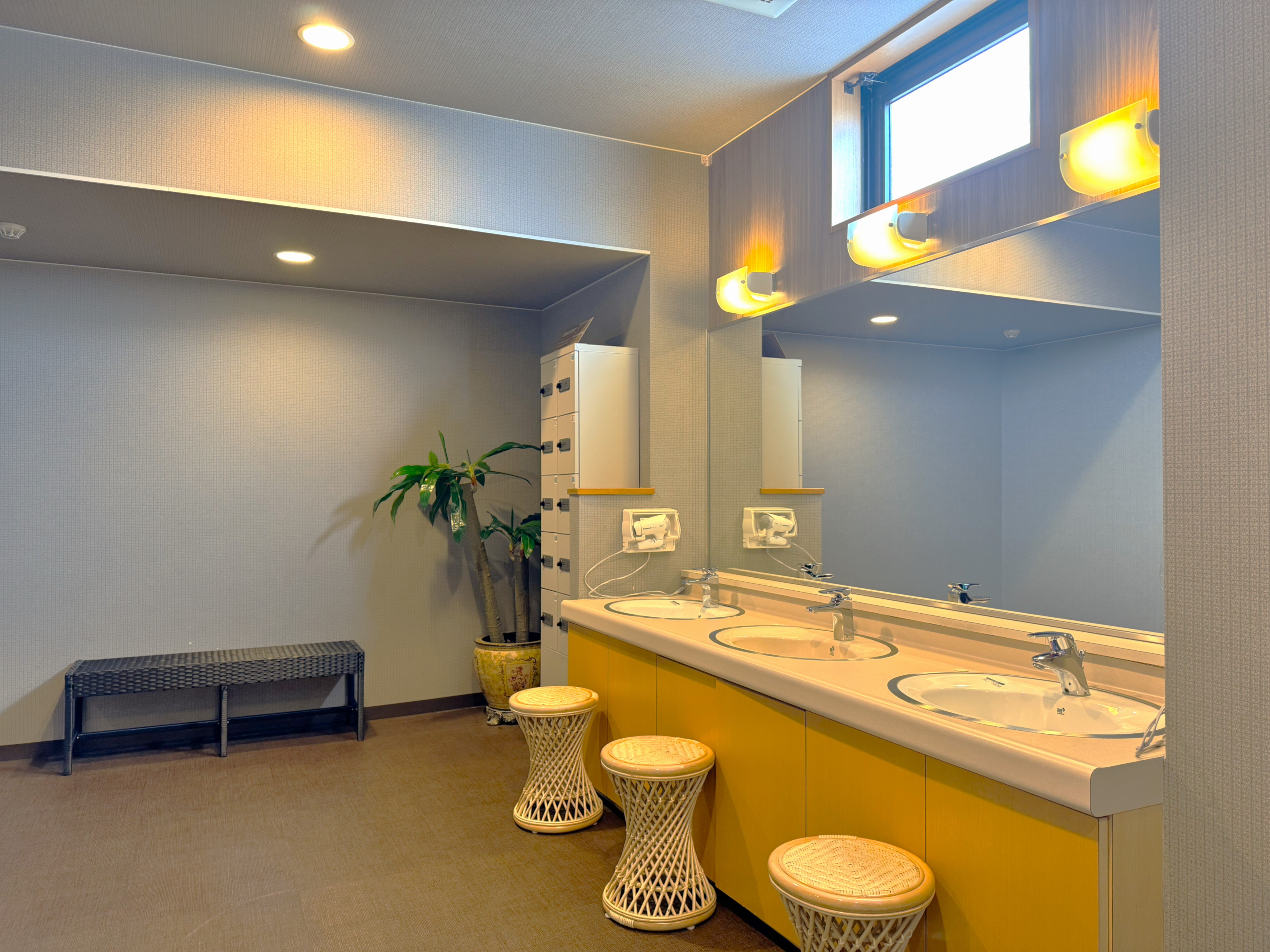 男性大浴場　脱衣所