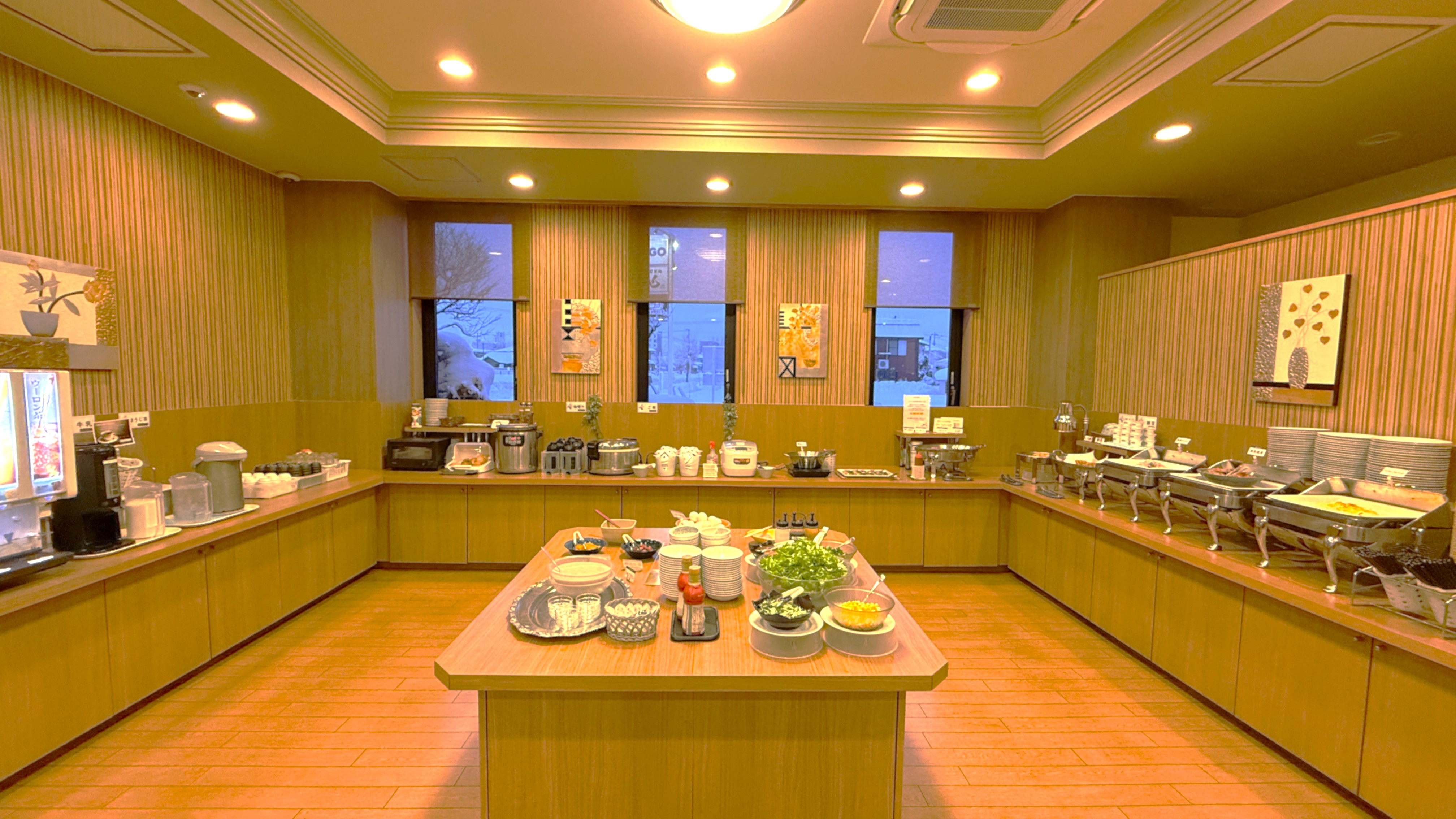 朝食会場　バイキングコーナー全体