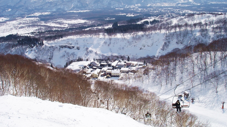 *周辺景観／スキー場から望む関温泉。冬は雪に包まれて幻想的な雰囲気が味わえます♪