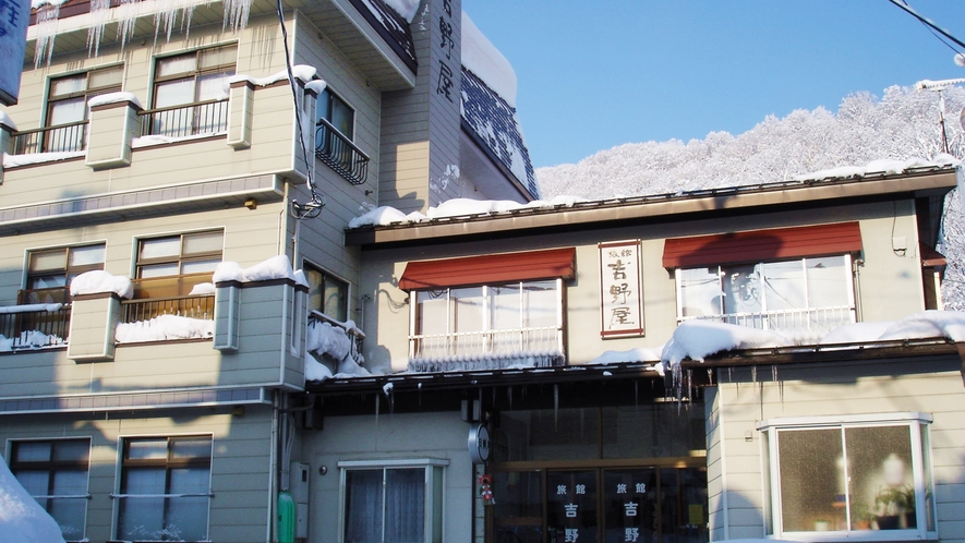 *外観（冬）当館から「関温泉スキー場」までは徒歩1分！