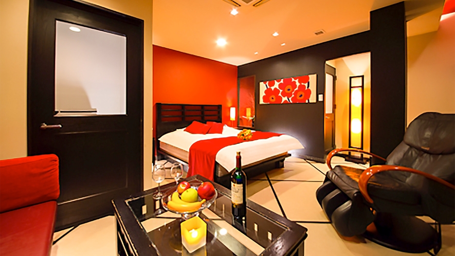 ・【客室一例】赤と黒を基調としたお部屋で、シックに演出