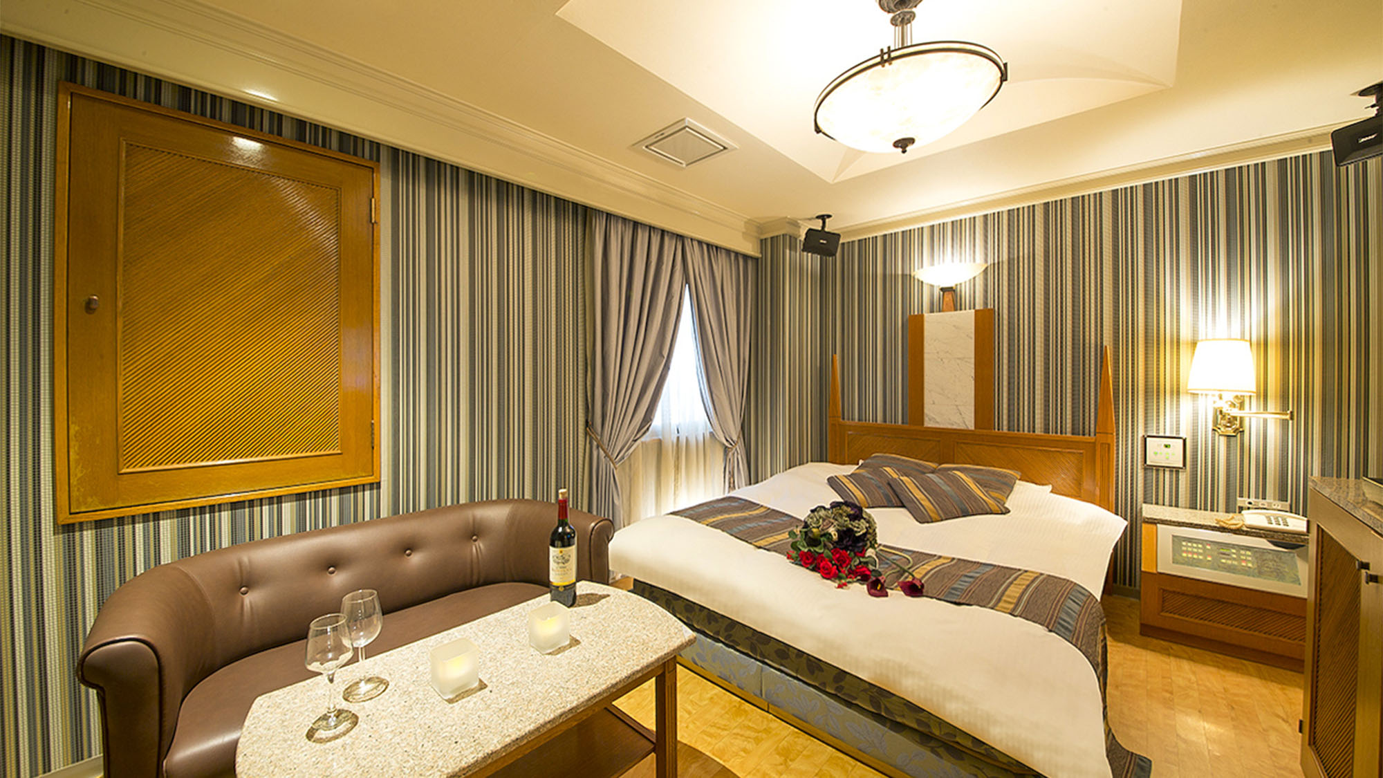 ・【エコノミー　一例】大人なストライプ柄の壁紙がシックな雰囲気を醸し出すお部屋です。