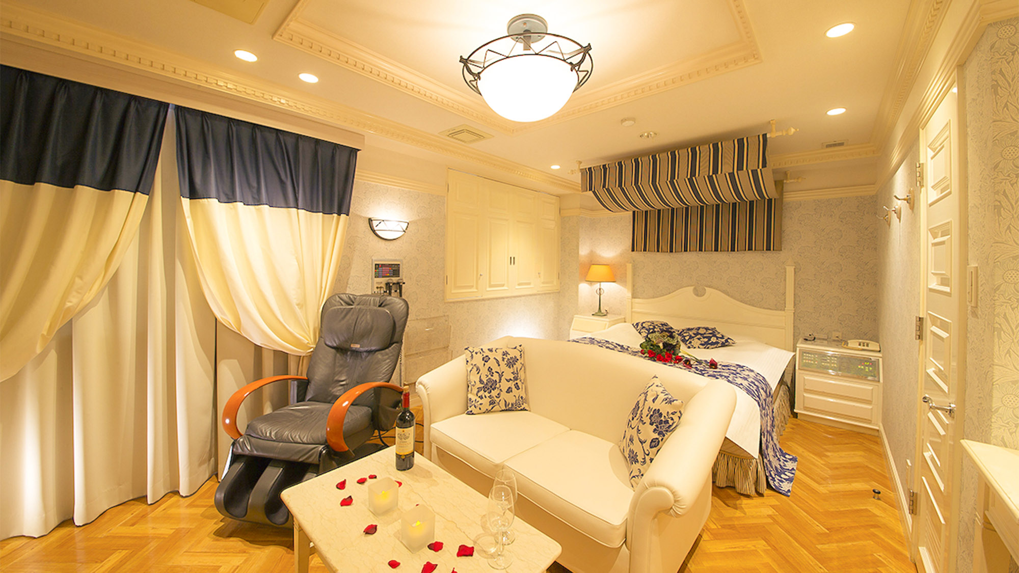 ・【ラグジュアリー　一例】ブルーとホワイトの爽やかな色調に花柄の小物がキュートなお部屋です。