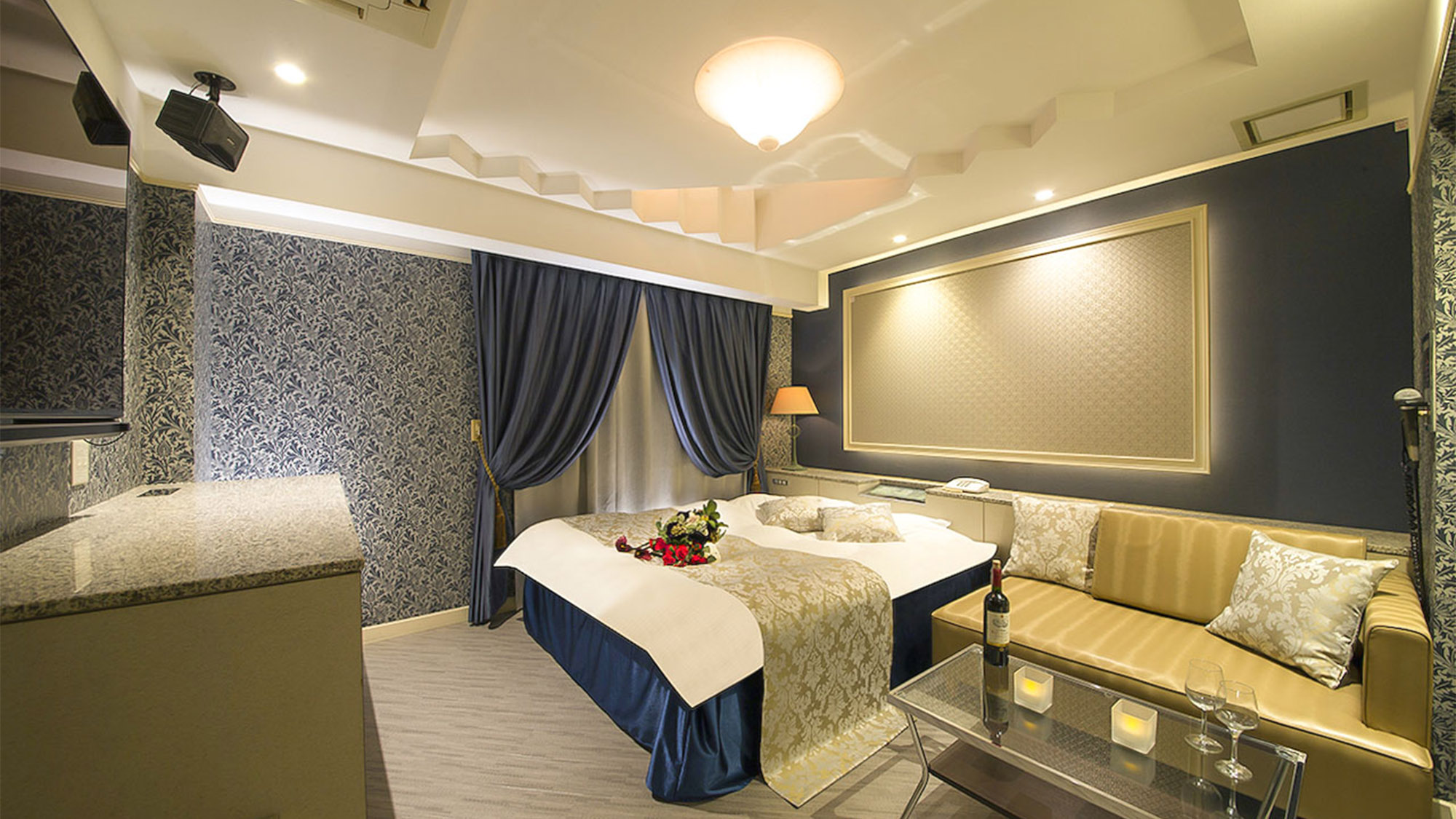 ・【スタンダード　一例】落ち着いたロイヤルブルーが上品な高級感漂うお部屋です。