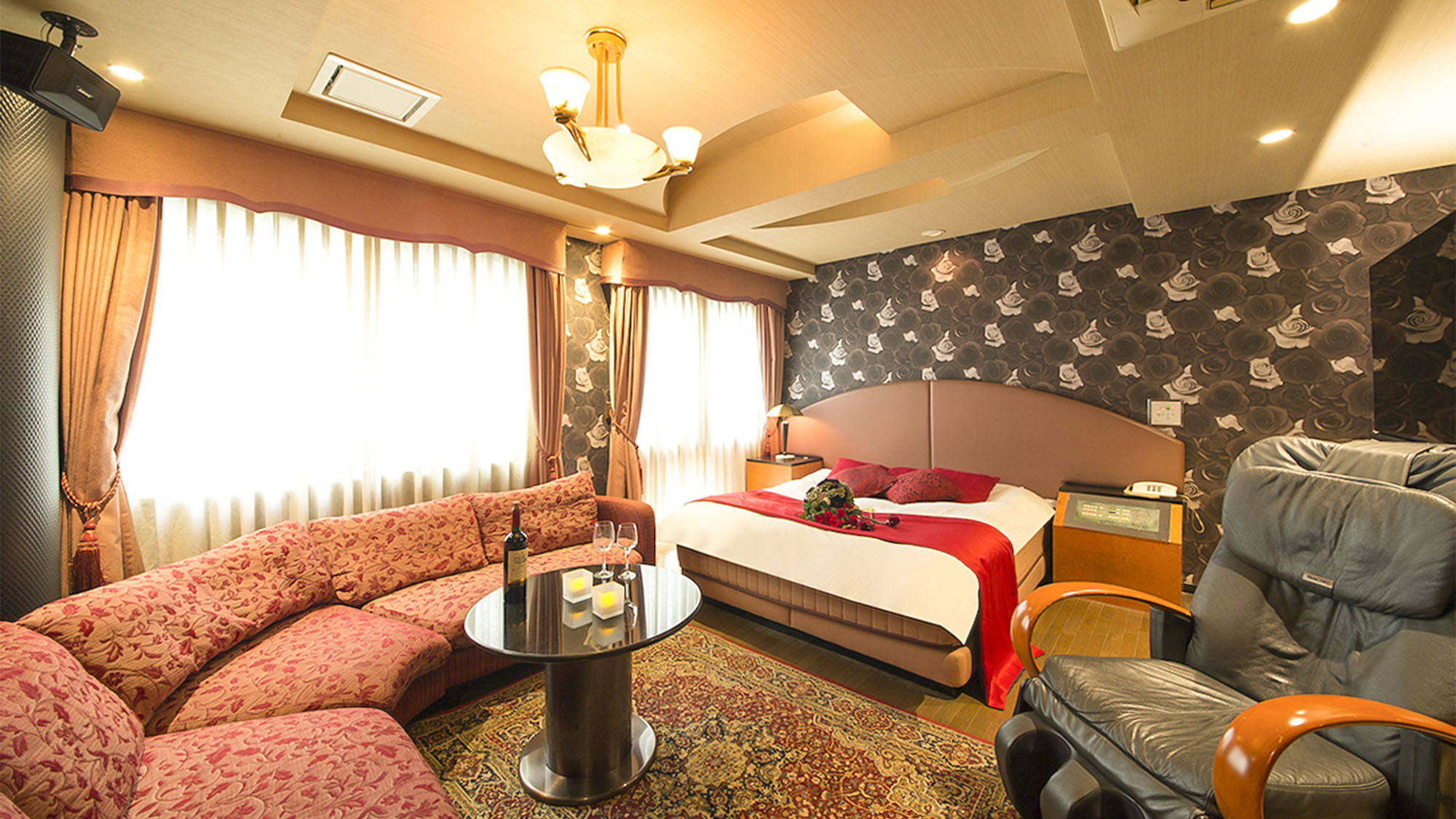 ・【ラグジュアリー　一例】ガーリーなピンクの広々ソファでお寛ぎいただけるお部屋です。