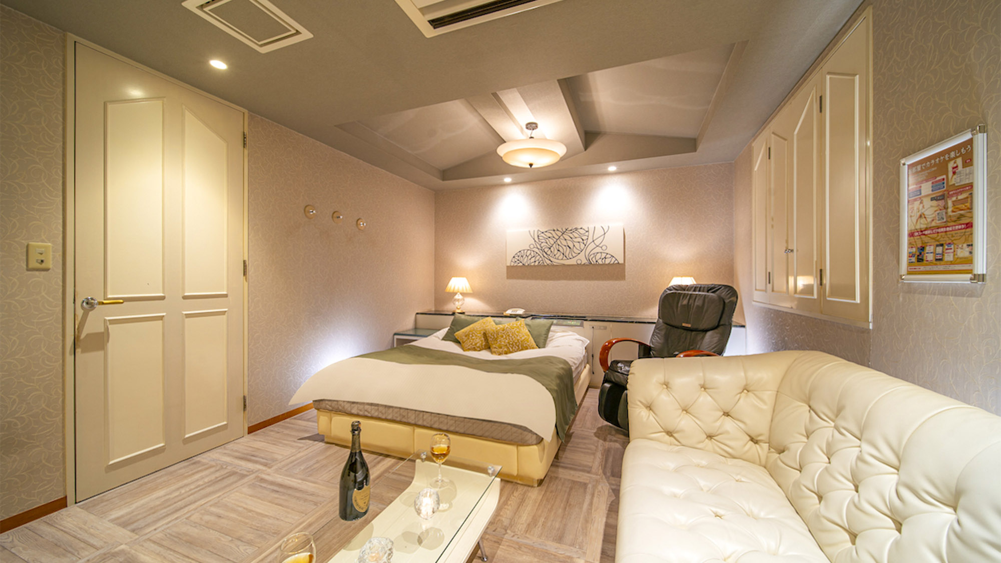 ・【ラグジュアリー　一例】ホワイトとベビーピンクの色調がピュアな雰囲気のお部屋です。