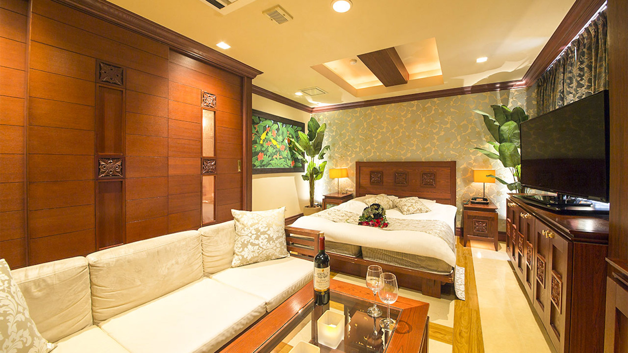 ・【スタンダード　一例】落ち着いた色調に光沢感あるホワイトが可愛らしいお部屋です。