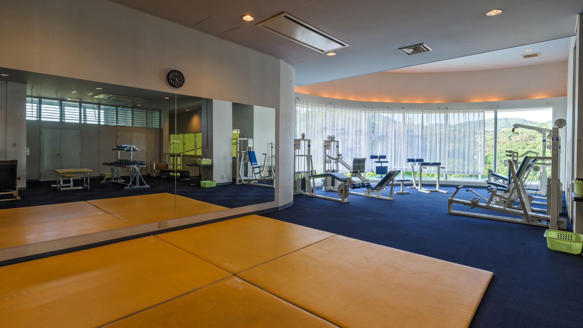 【アスレチック・ジムフロア】窓外に広がる森の緑を眺めながら、心身を解き放ち、自分自身と向き合う。