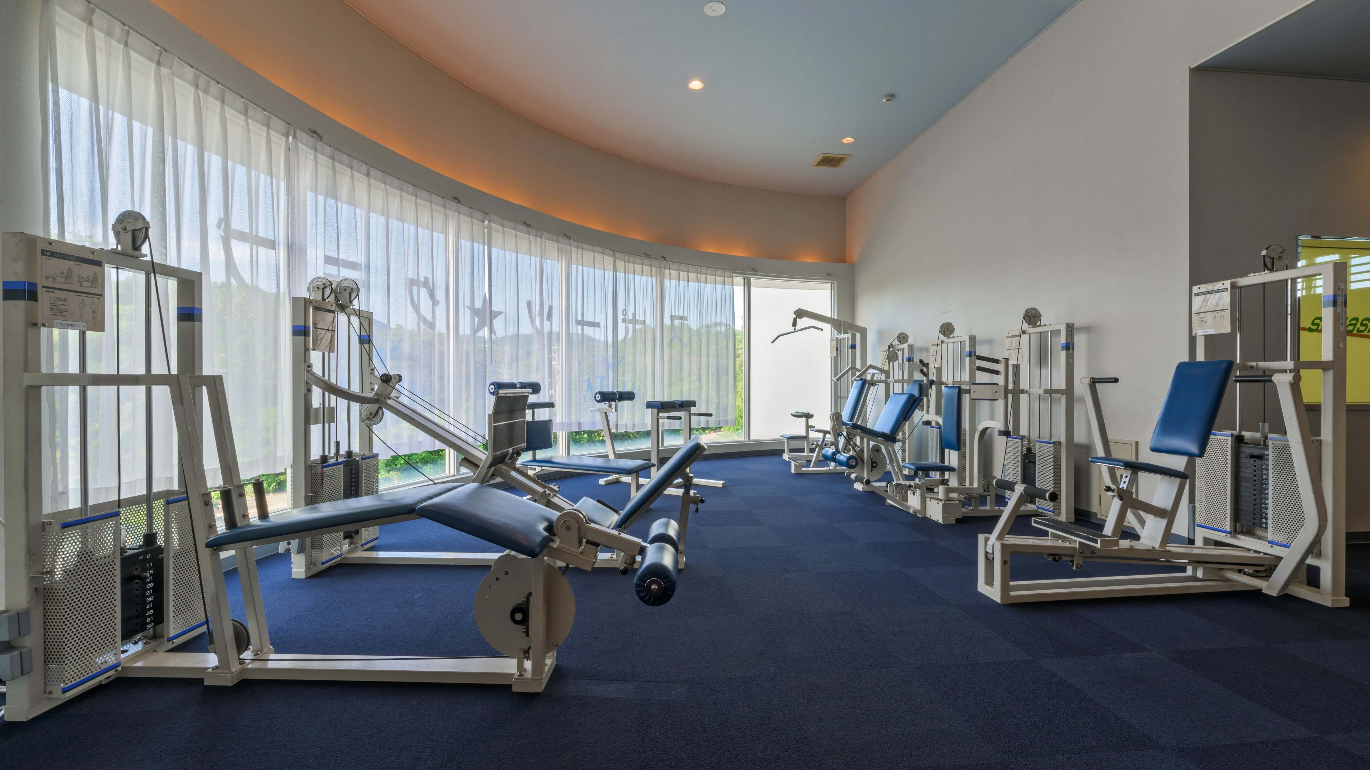 【アスレチック・ジムフロア】パノラマビューの緑に癒やされながら、理想の身体へと自分を磨き上げる。