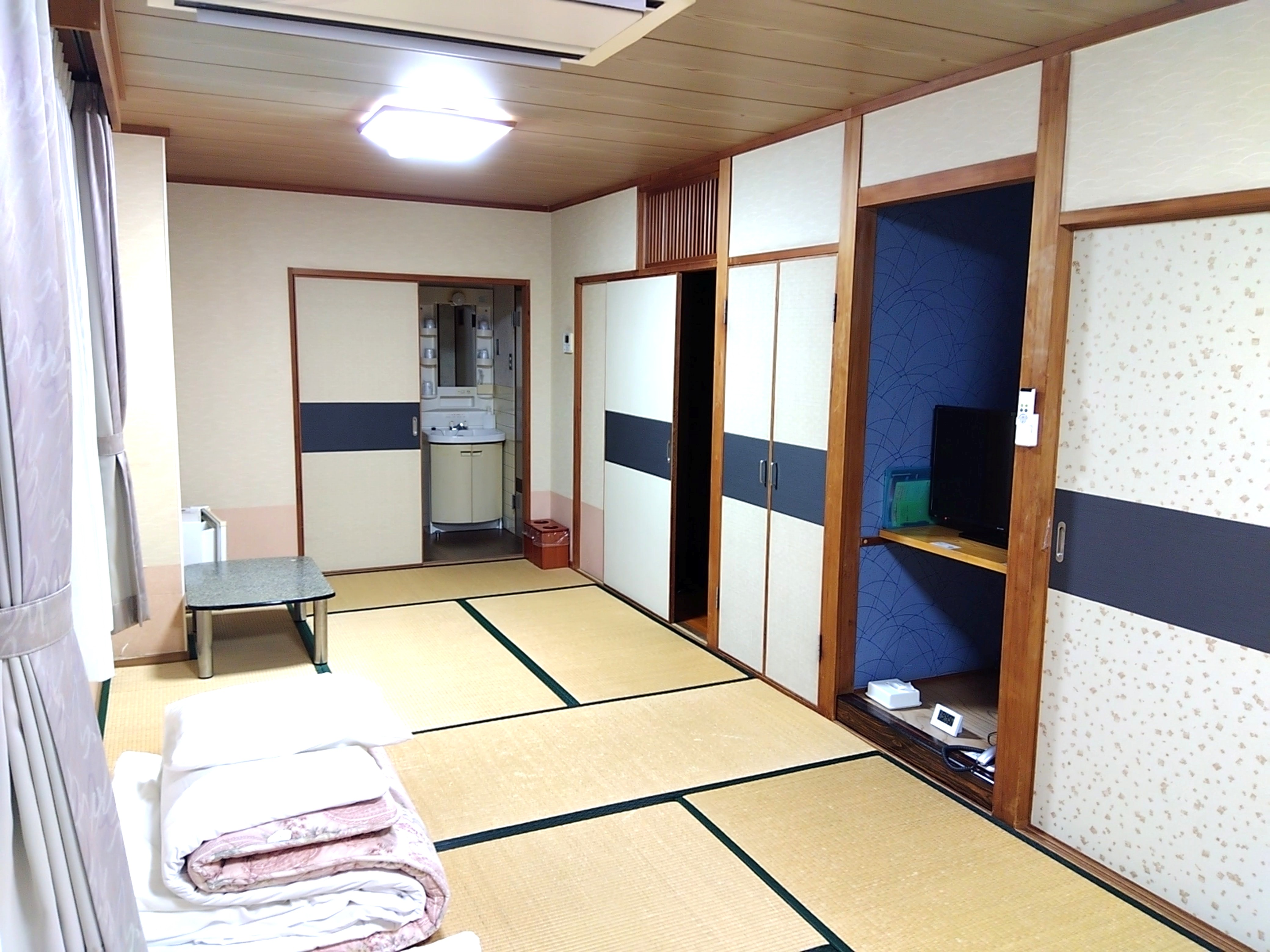 和室12畳〇足を伸ばして　ゆったりとお寛ぎ下さいませ