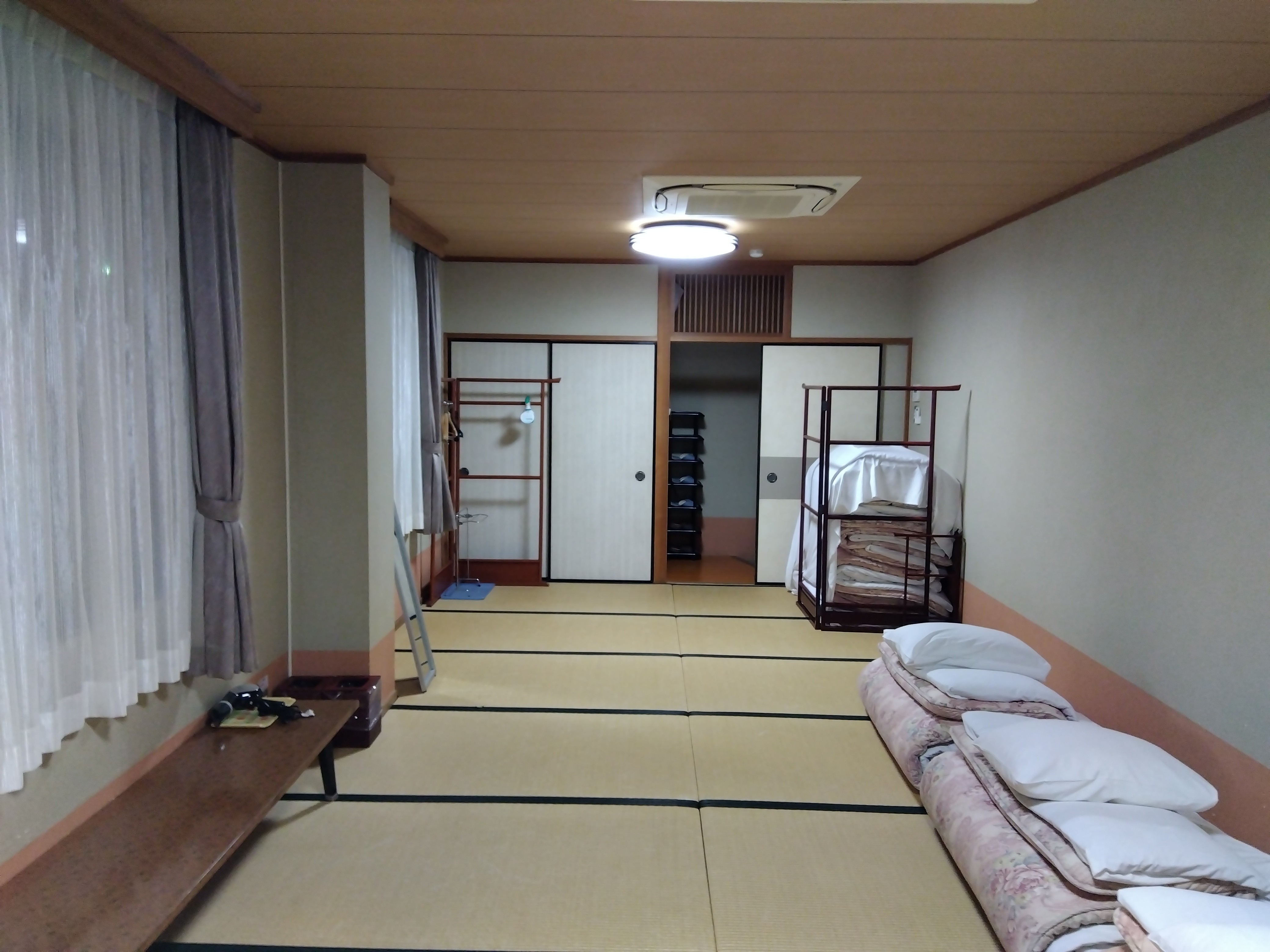 和室16畳〇足を伸ばして　ゆったりとお寛ぎ下さいませ