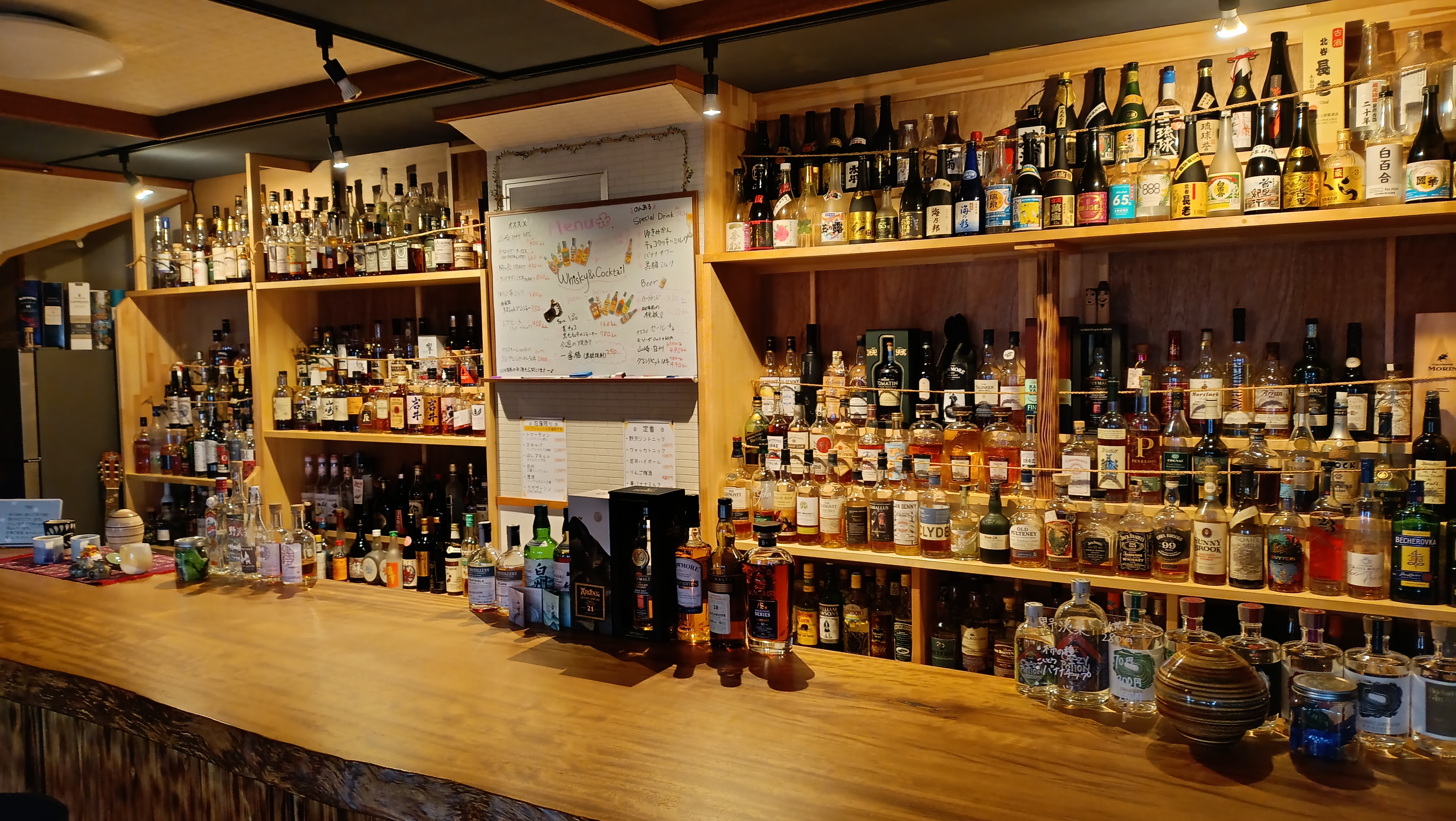 グラスラックには琉球ガラスなども！見てるだけでも楽しめます。