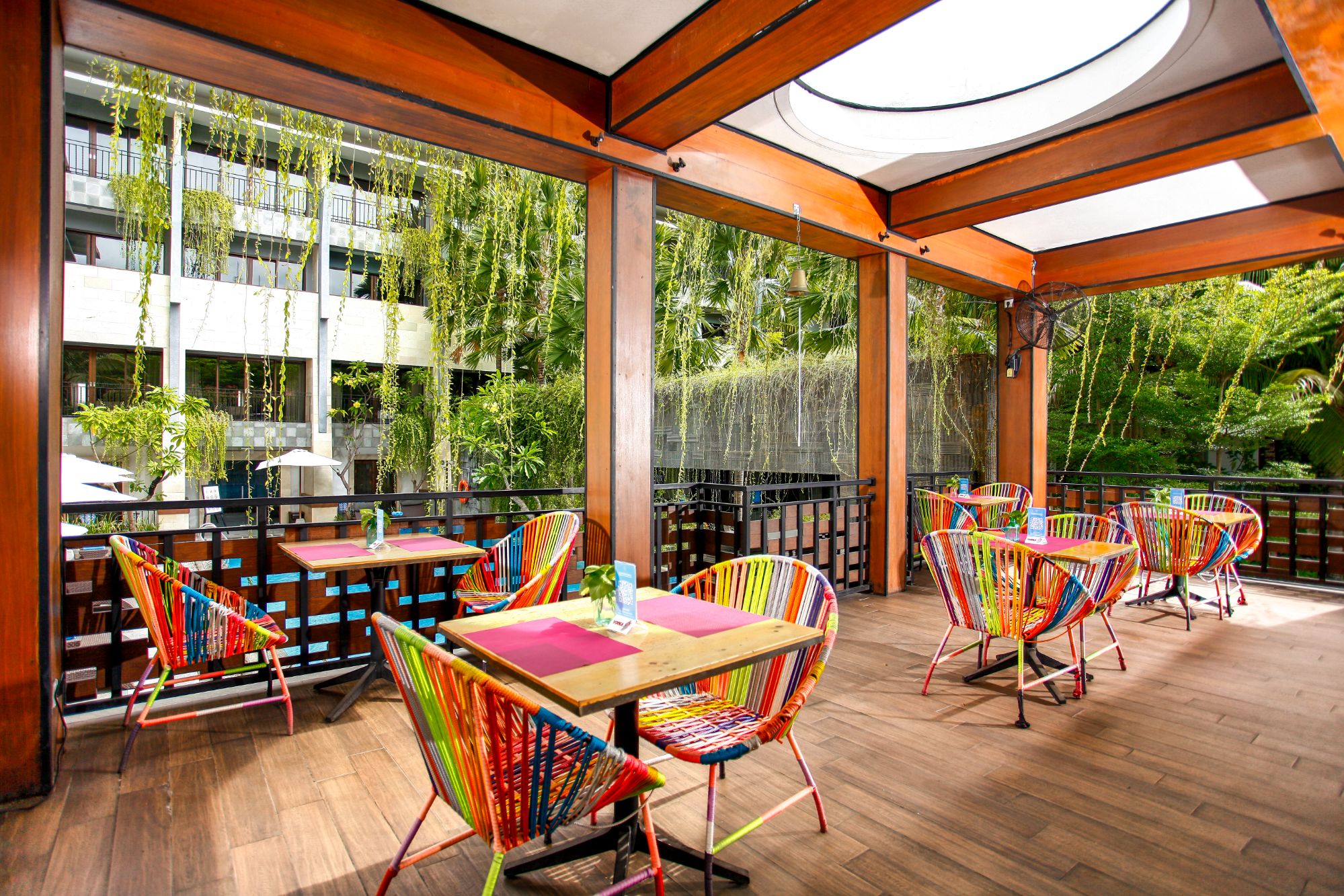 シックスティーン（Sixtint)プールバー