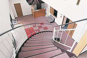 ２階・客室に伸びる螺旋階段