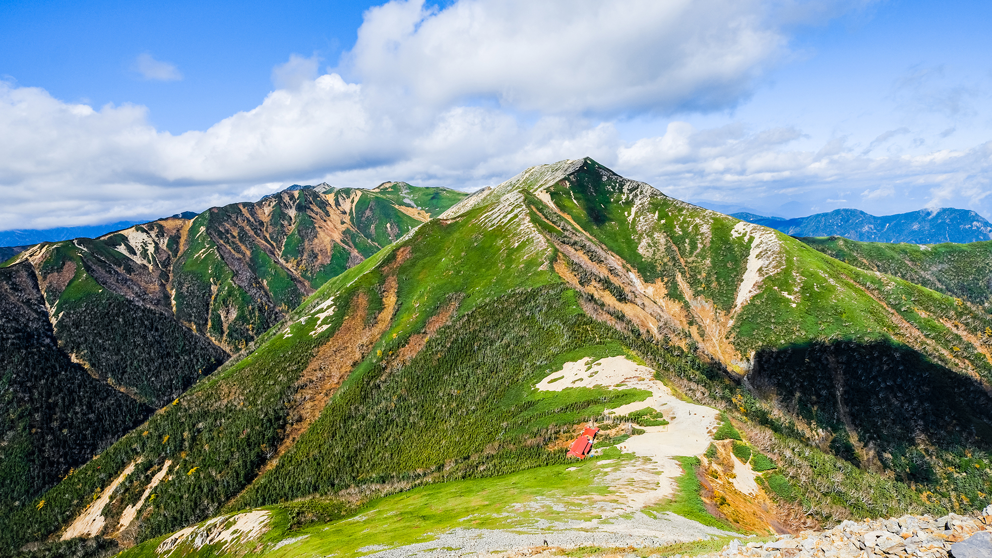 **秋の常念岳登山／常念乗越と横通岳（一例）当ペンションを拠点に登山の旅に出かけませんか？