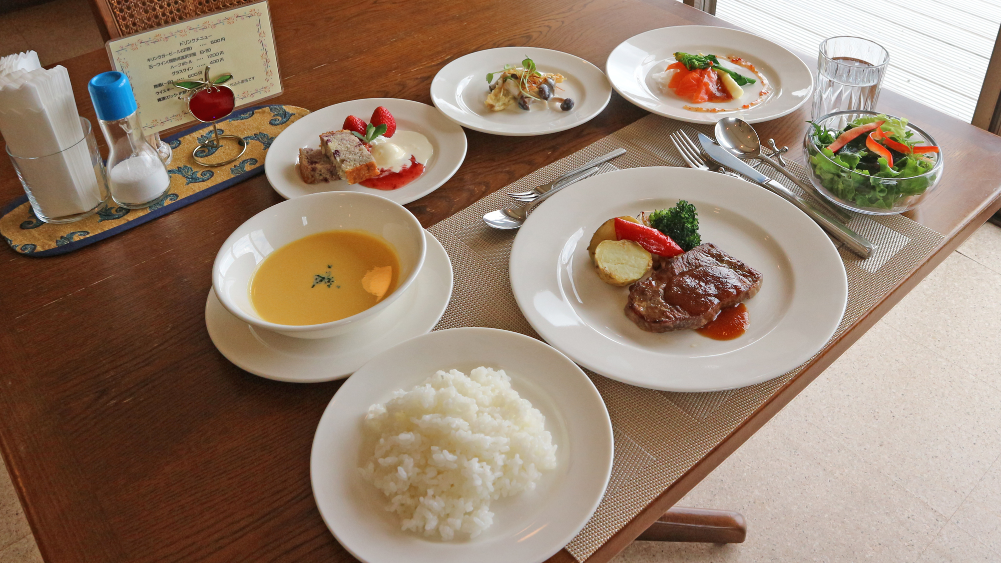*【夕食一例】夕食は家庭風洋食ディナーをご用意。信州産の食材にこだわっております