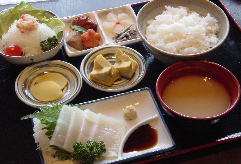 朝食例1（きくよ食堂イカ刺し定食）