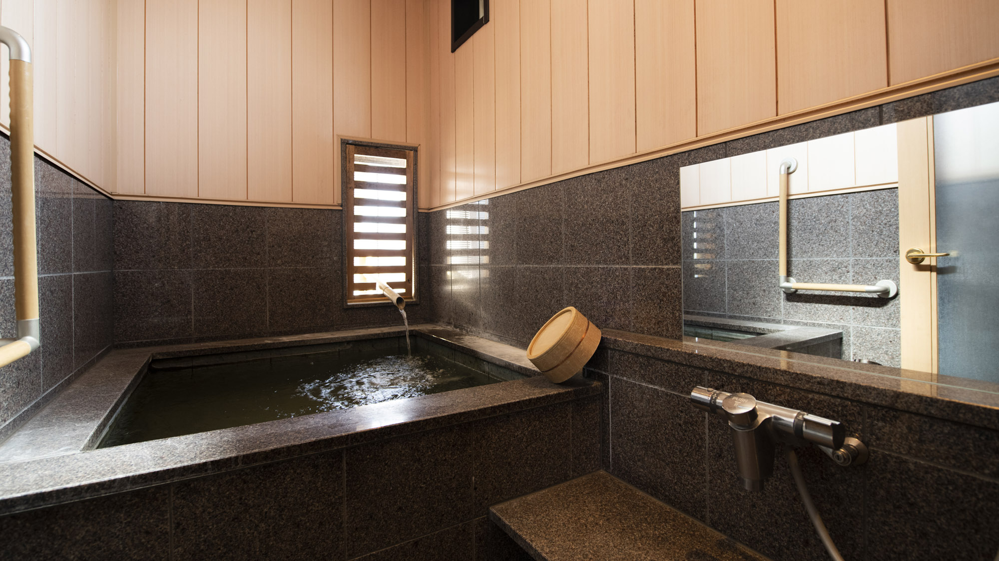 【温泉内風呂付】和室8畳＋ベッド＋眺望なし／角部屋＜禁煙＞※一例