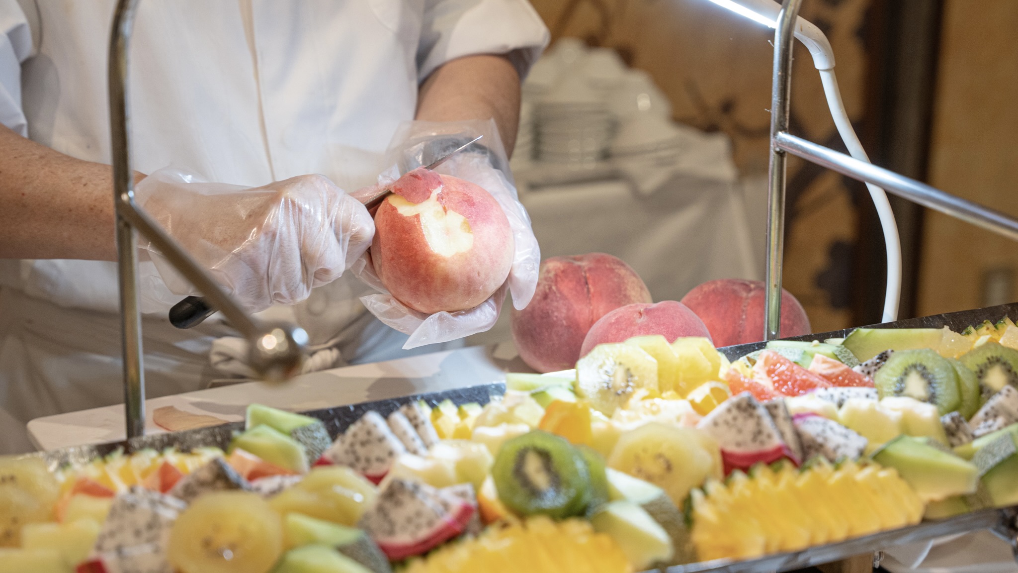 感動の朝食一例　フルーツカッティング