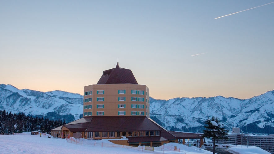 【舞子高原ホテル】バリエーションに富んだゲレンデと快適なホテルステイを提供します。