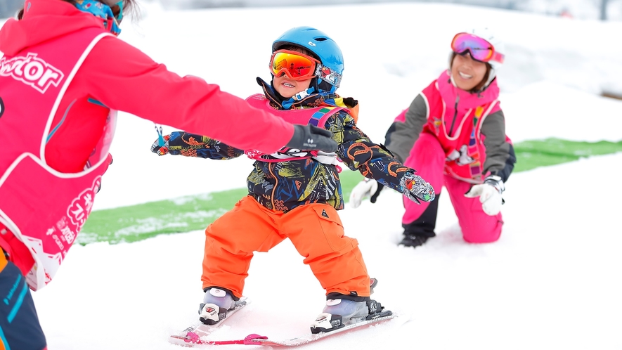 【ママミキーキッズスノースクール】は、キッズ専門もスキースクール。雪の楽しさから教えます！