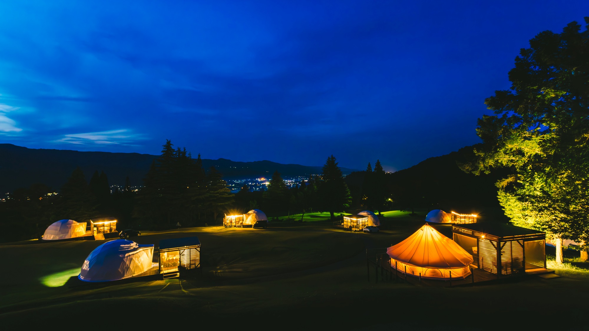 【舞子グランピング】グランピングサイト夜景。ほんのりとした明かりが美しい空間を生み出します。