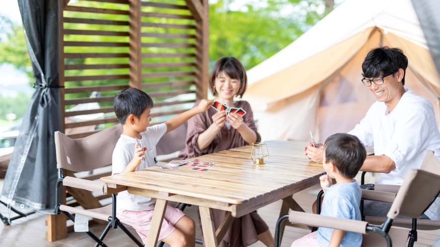 テント同士は距離があるので、大自然の中でもプライベート空間をご用意しています