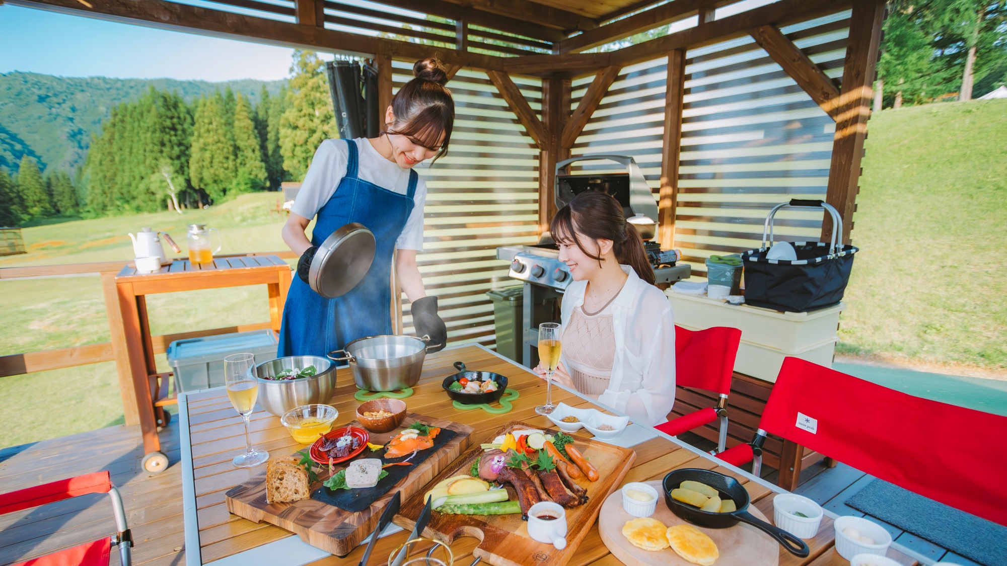 【グランピング】夕食はアウトドアリビングで豪華ディナー！新潟の美味しいものを詰め込みました★