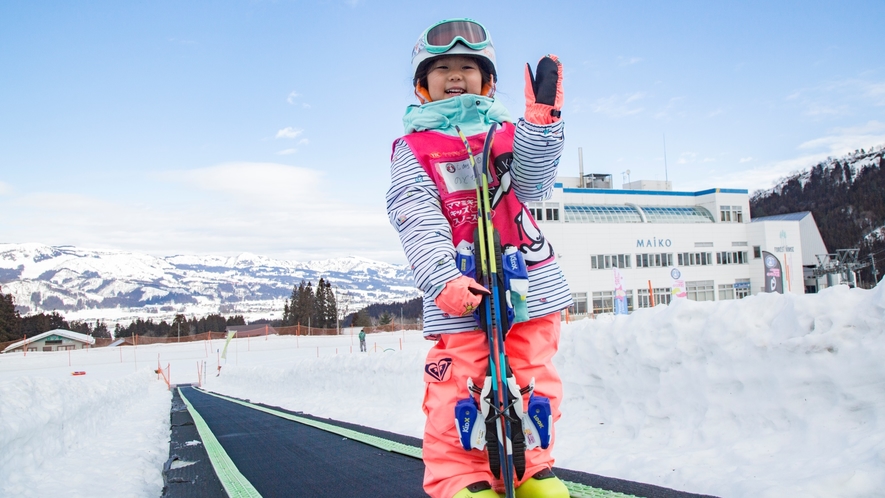 キッズパーク内にはスキー・スノーボード練習エリアがあります。スノーエスカレーターで楽々登れます♪