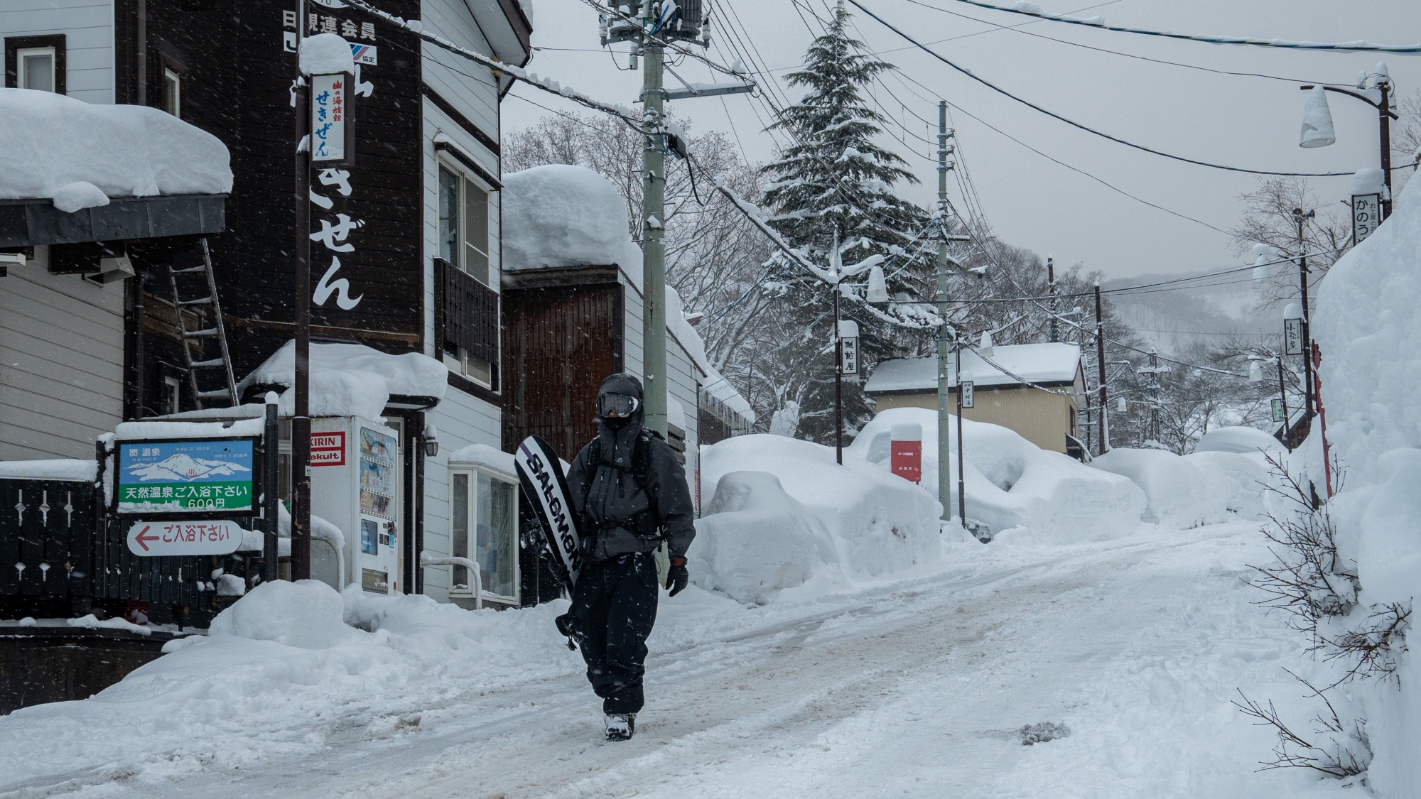 *関温泉町の様子/スキー場の隣にたたずむ小さな温泉街、スキー・スノボーを楽しんだ後は温泉も楽しめます