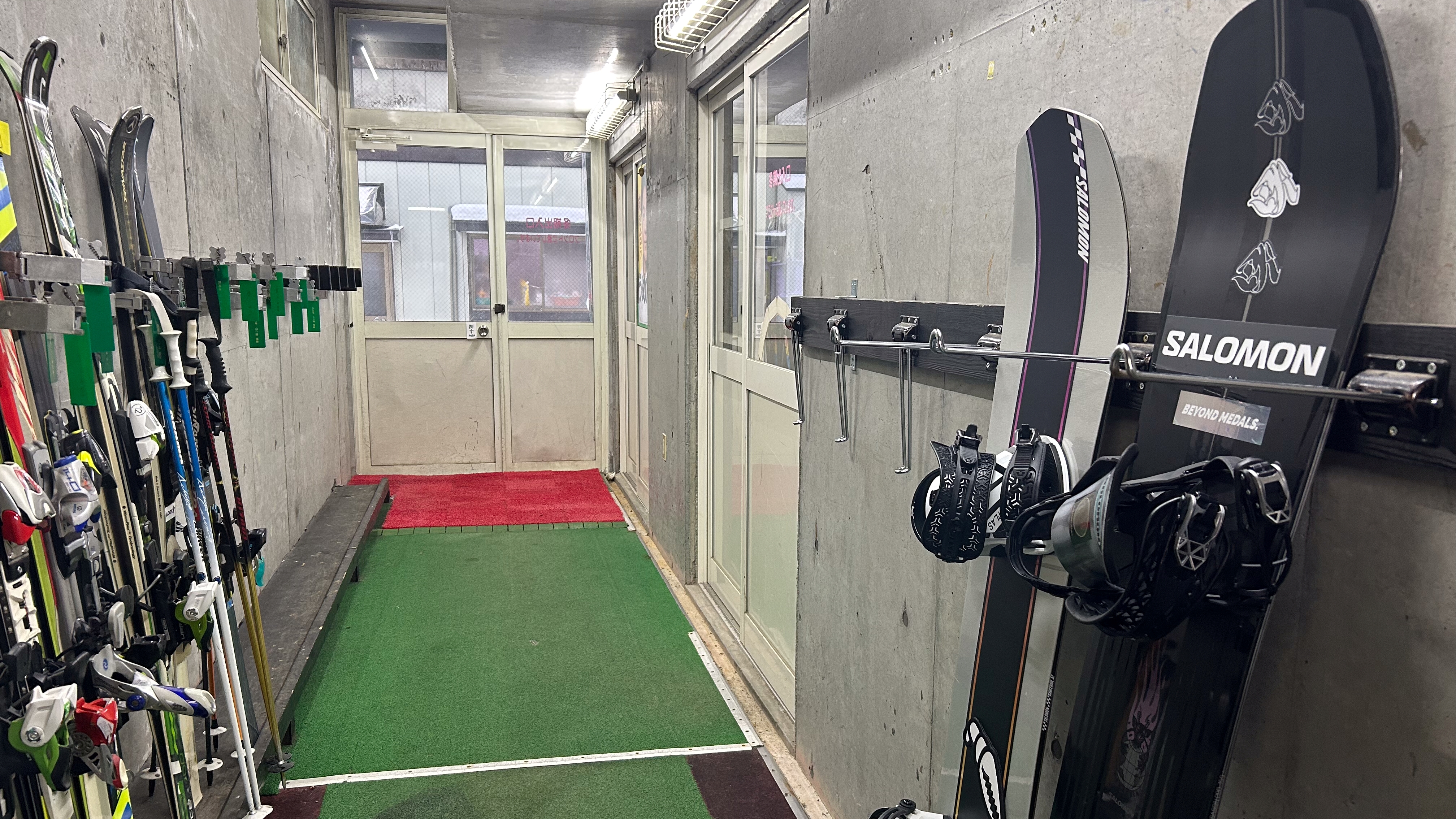 *スキー用出入口/乾燥室から外へ直結！スキー・スノーボード共にご利用いただけます