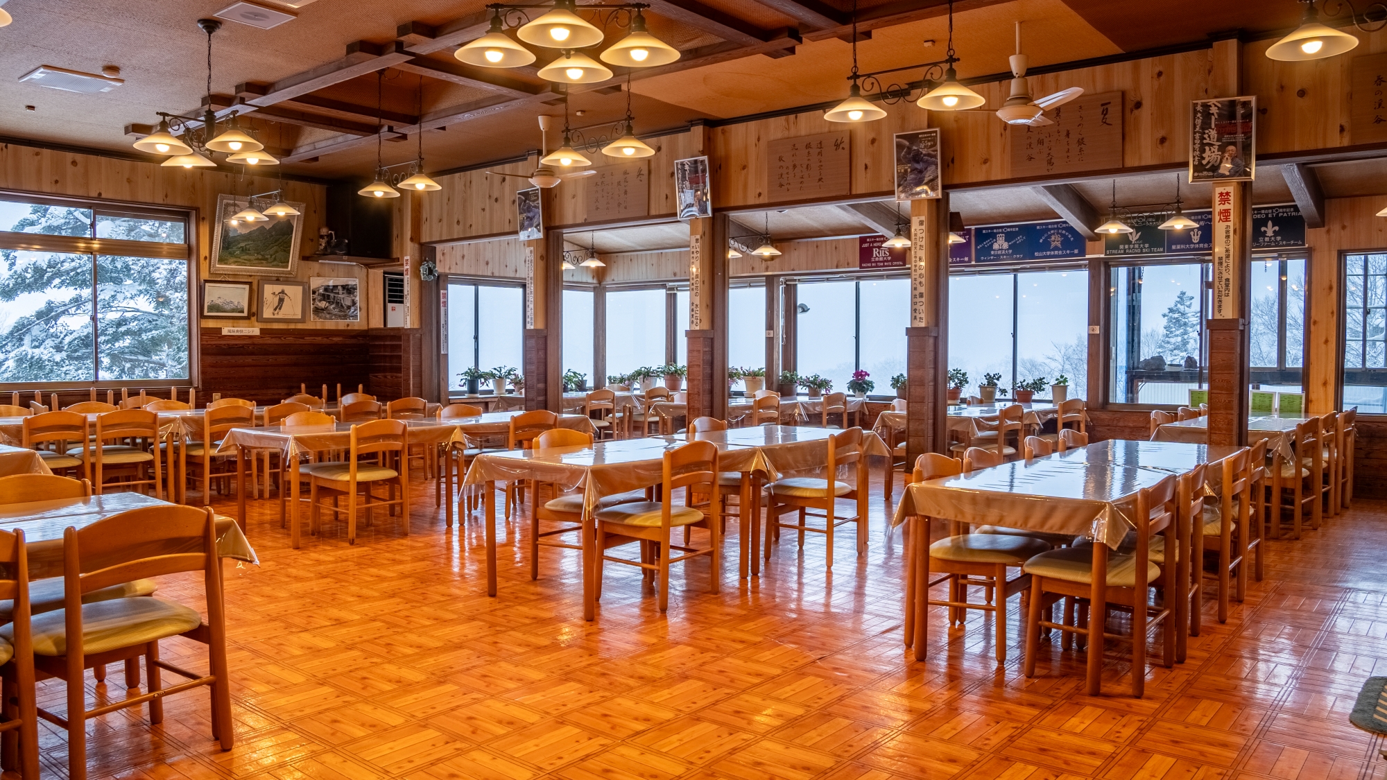 *せきぜん食堂/渓谷を望む食堂、お食事はこちらでお召し上がりください