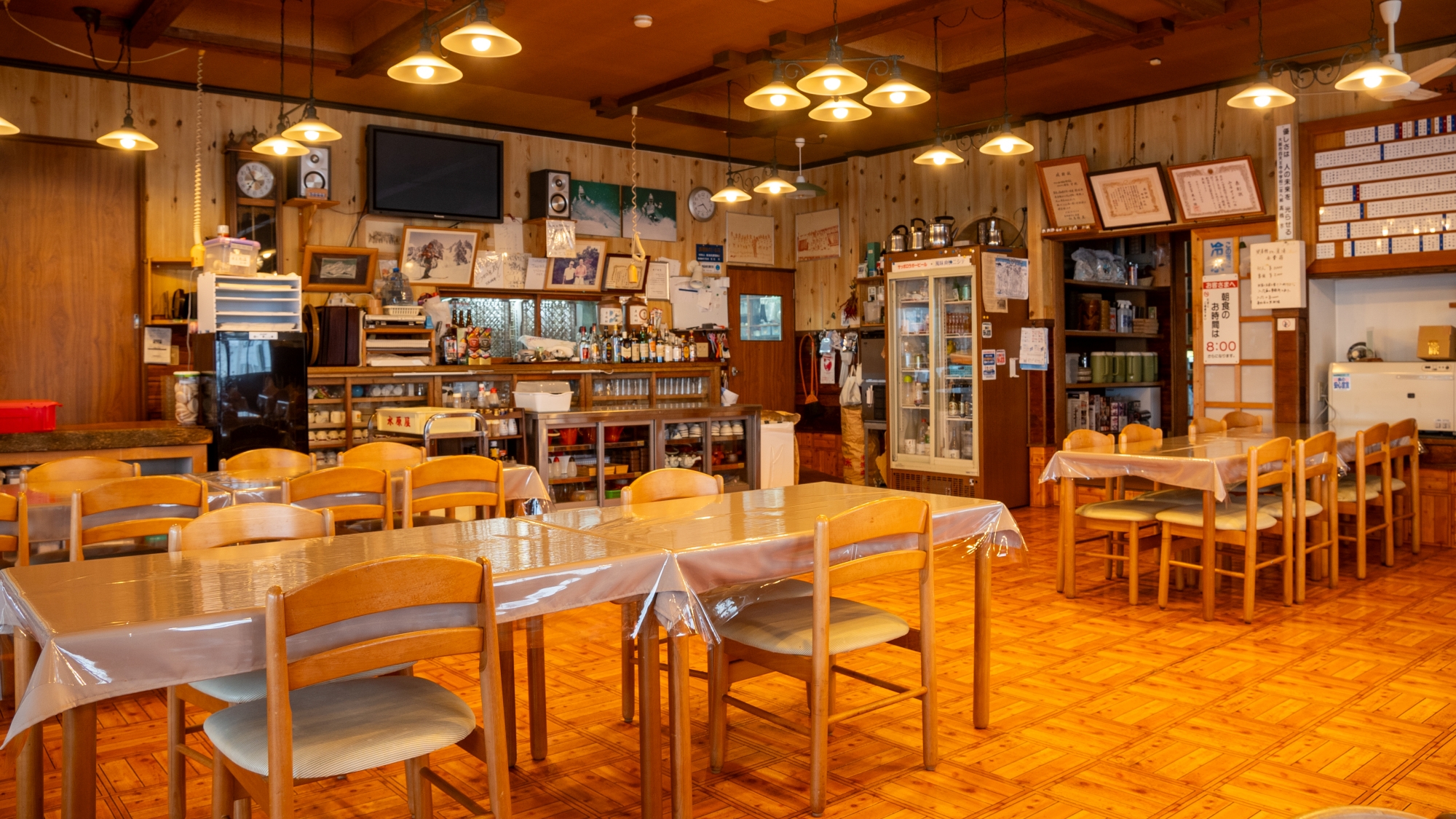 *せきぜん食堂/渓谷を望む食堂、お食事はこちらでお召し上がりください