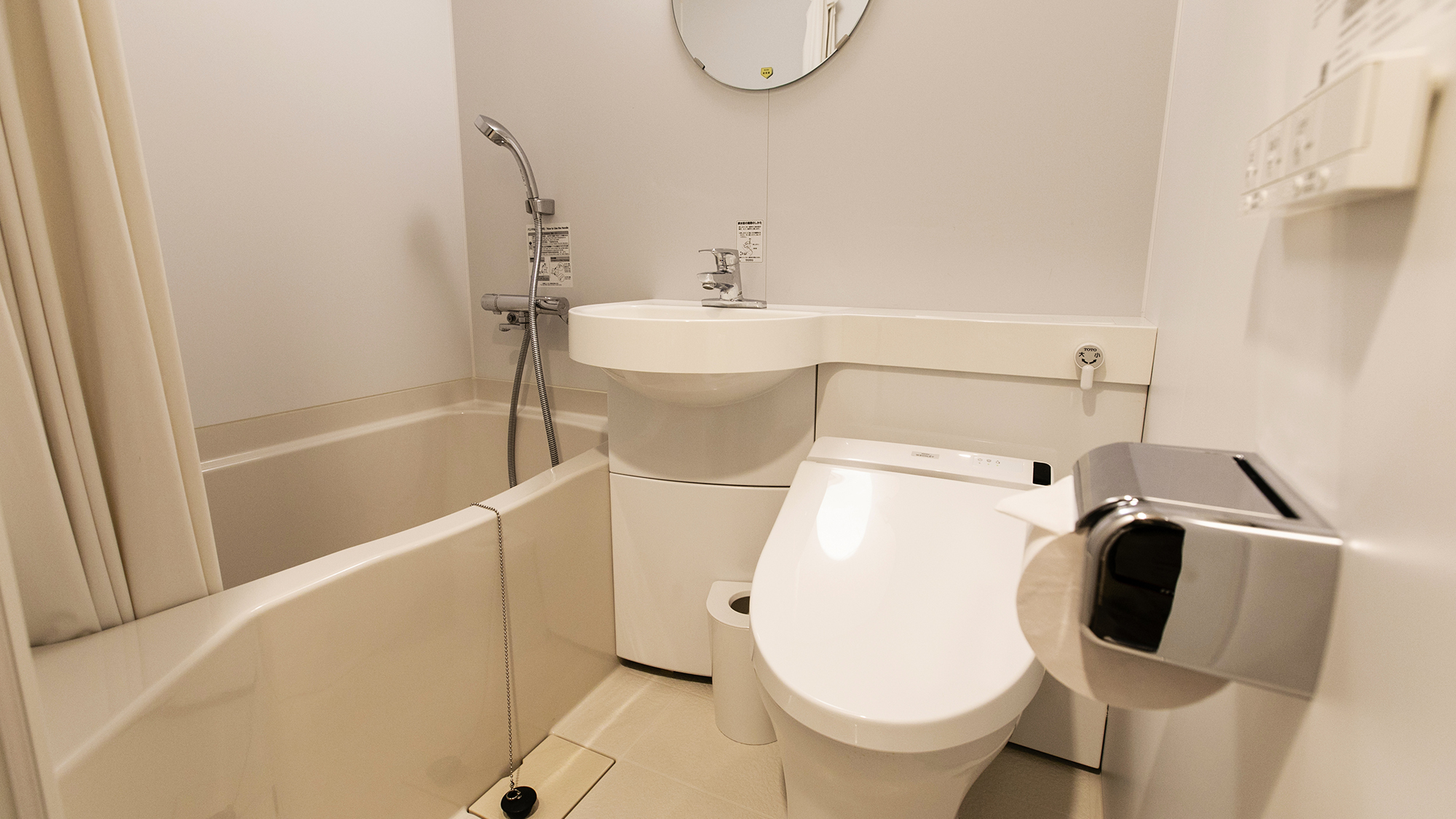 【ニュースタイル／客室バスルーム】清潔感溢れるバスルーム。温水洗浄トイレ付
