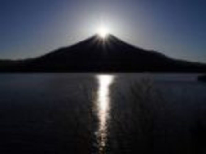山中湖（ダイヤモンド富士）冬　当館から車で15分