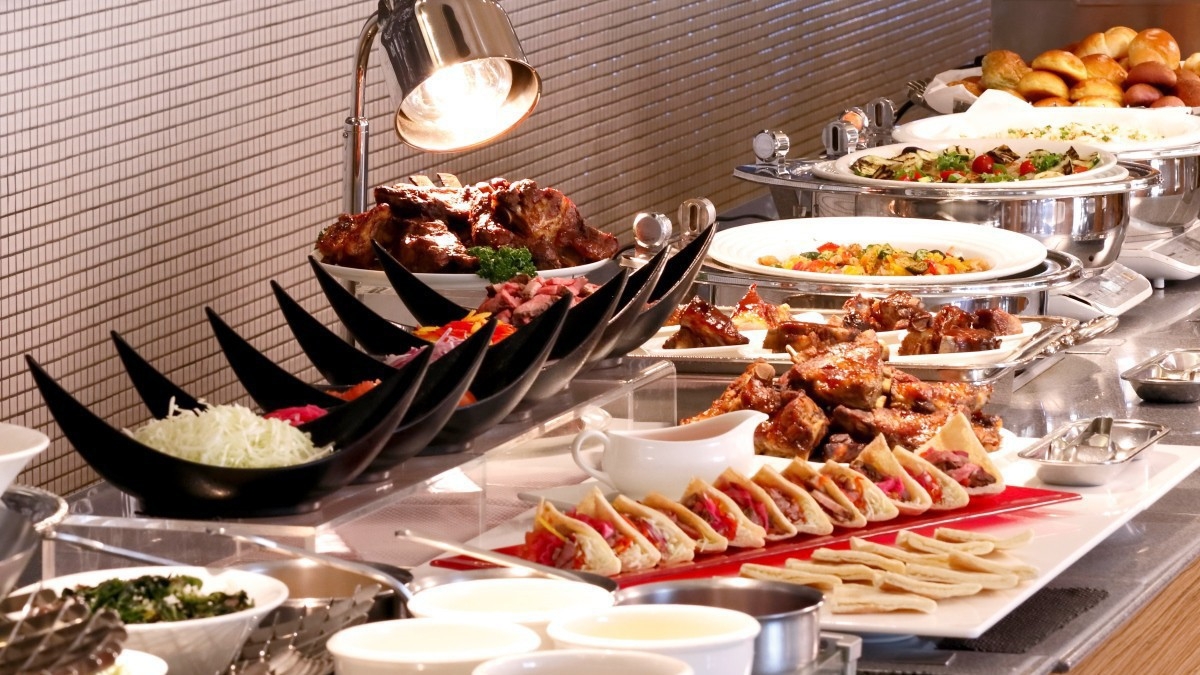 【期間限定/夕食付・朝食無し】19時スタート ディナービュッフェを満喫〜天然温泉＆プール利用付
