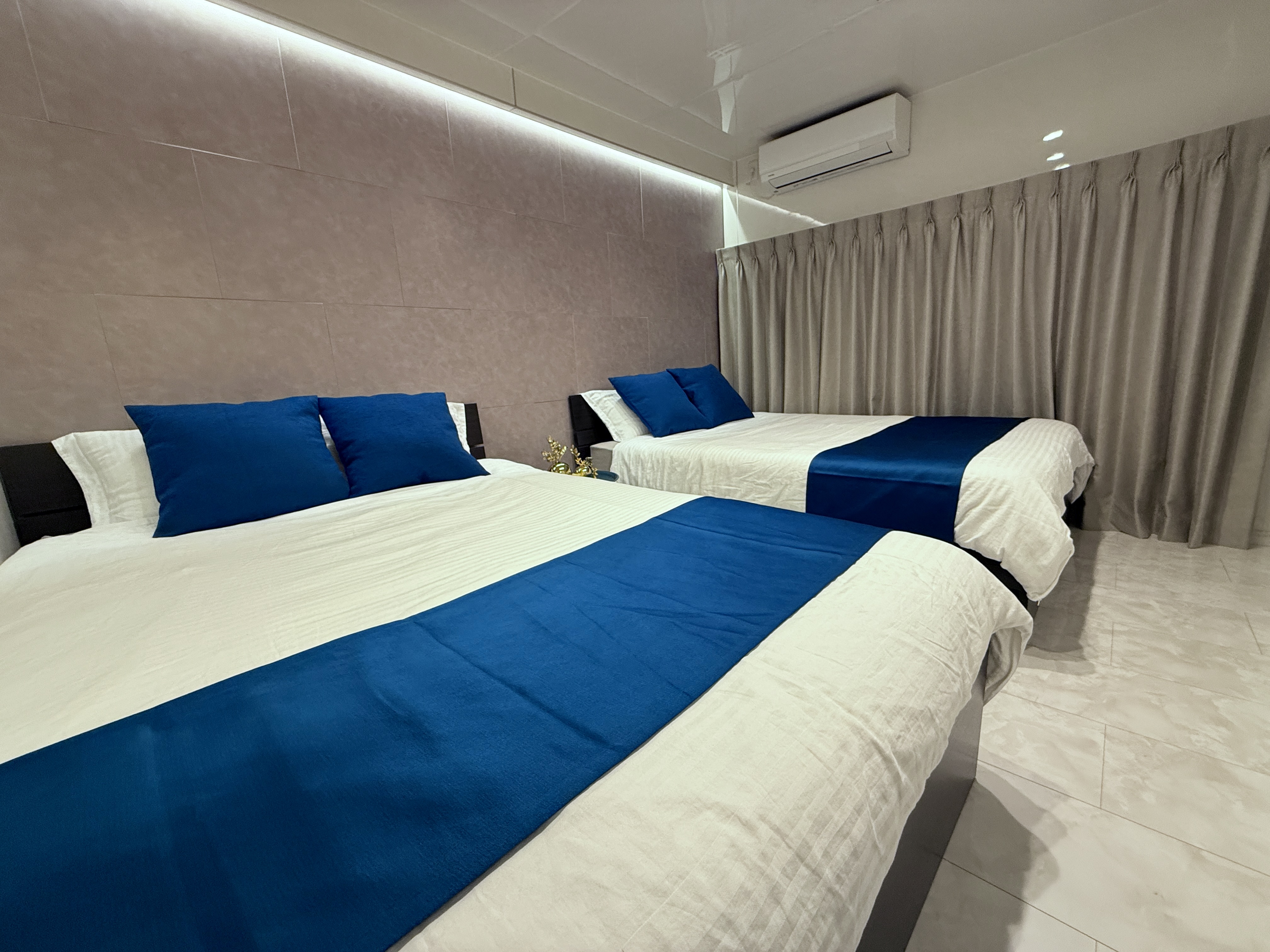 ダブルベッド2台