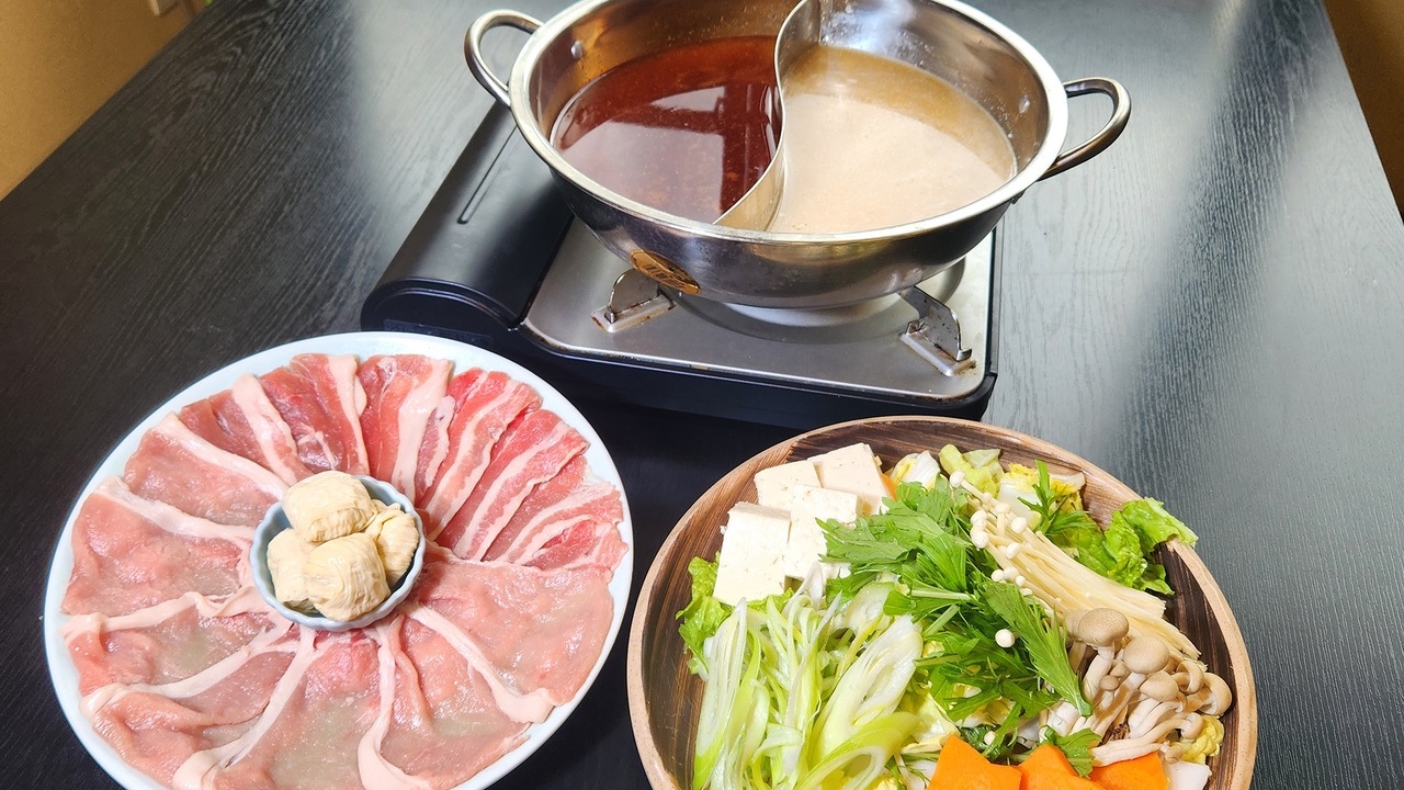 二色鍋【麻辣湯＆白湯鍋】那須三元豚と湯葉ボール　バイキングに紅ズワイ食べ放題＆90分飲み放題
