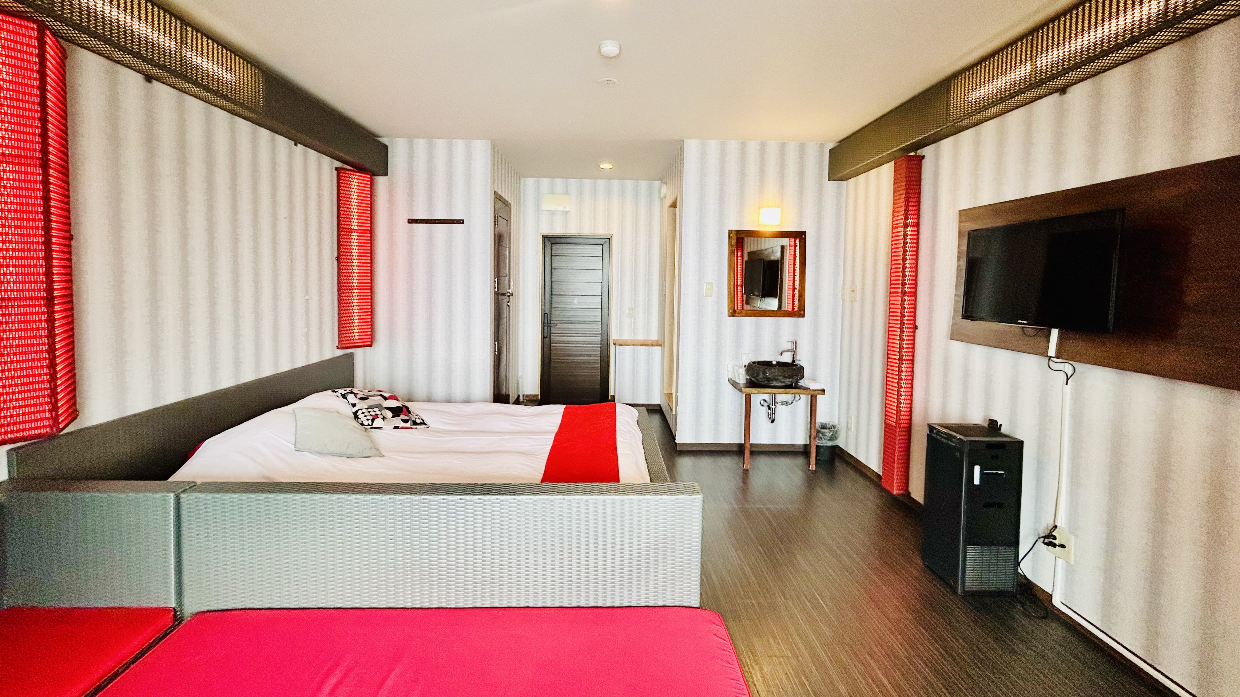 オーシャンフロント｜洋室／源泉かけ流し露天風呂付　※客室によってテーマカラーが異なります。