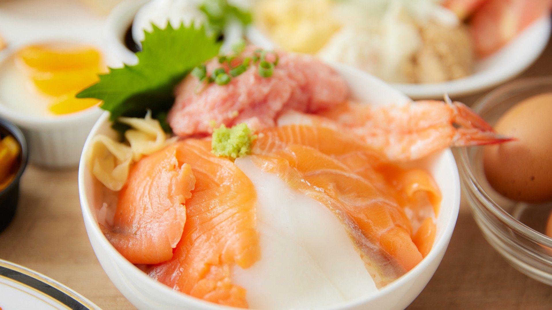健康的な朝ごはんで活力チャージ！海鮮のっけ丼が大好評♪（朝食バイキング付）