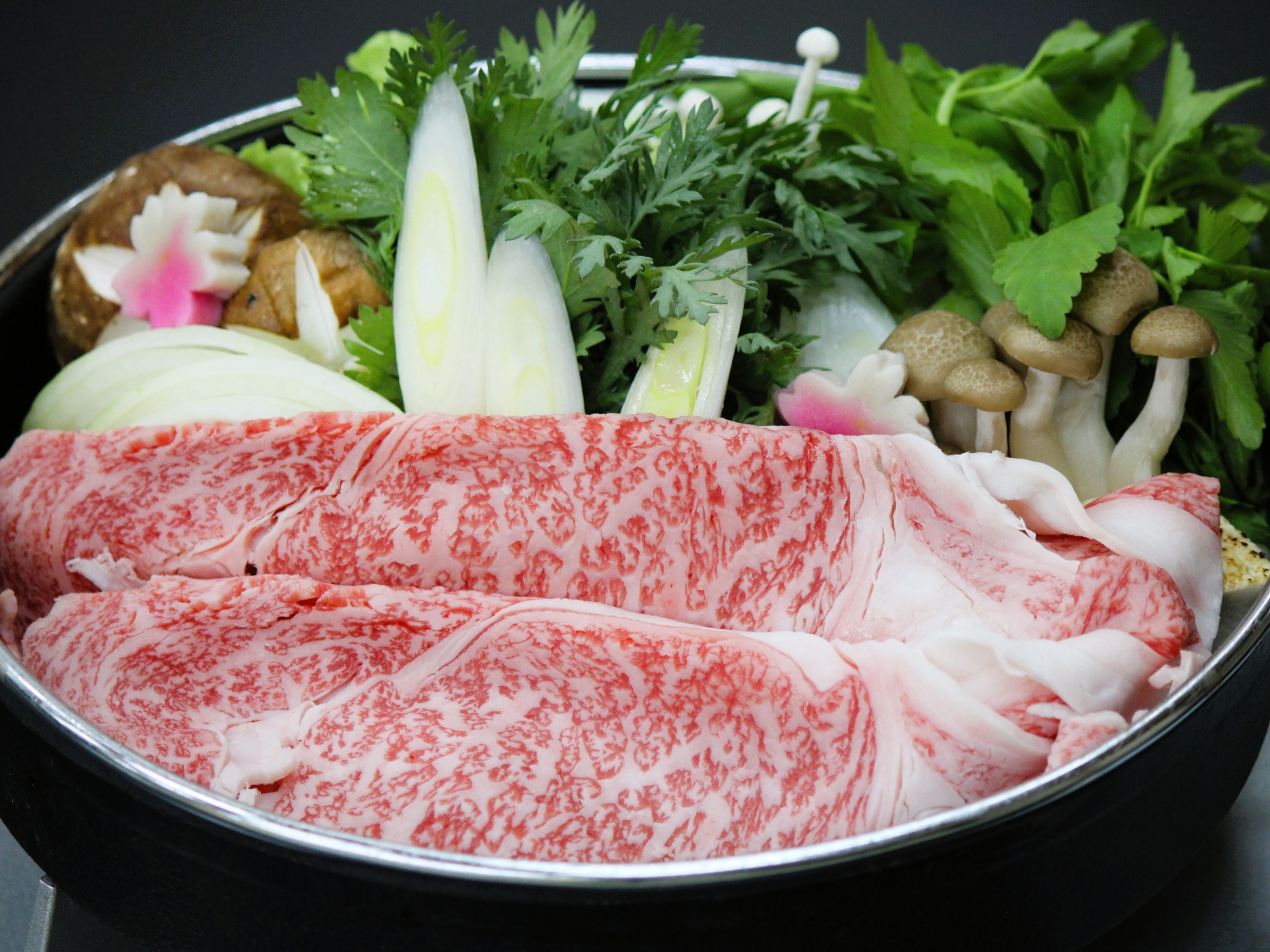 鳥取和牛の旨味に顔がほころぶ☆寿と喜が舞い込む【寿喜家来】特製すきやき鍋　お料理イメージ