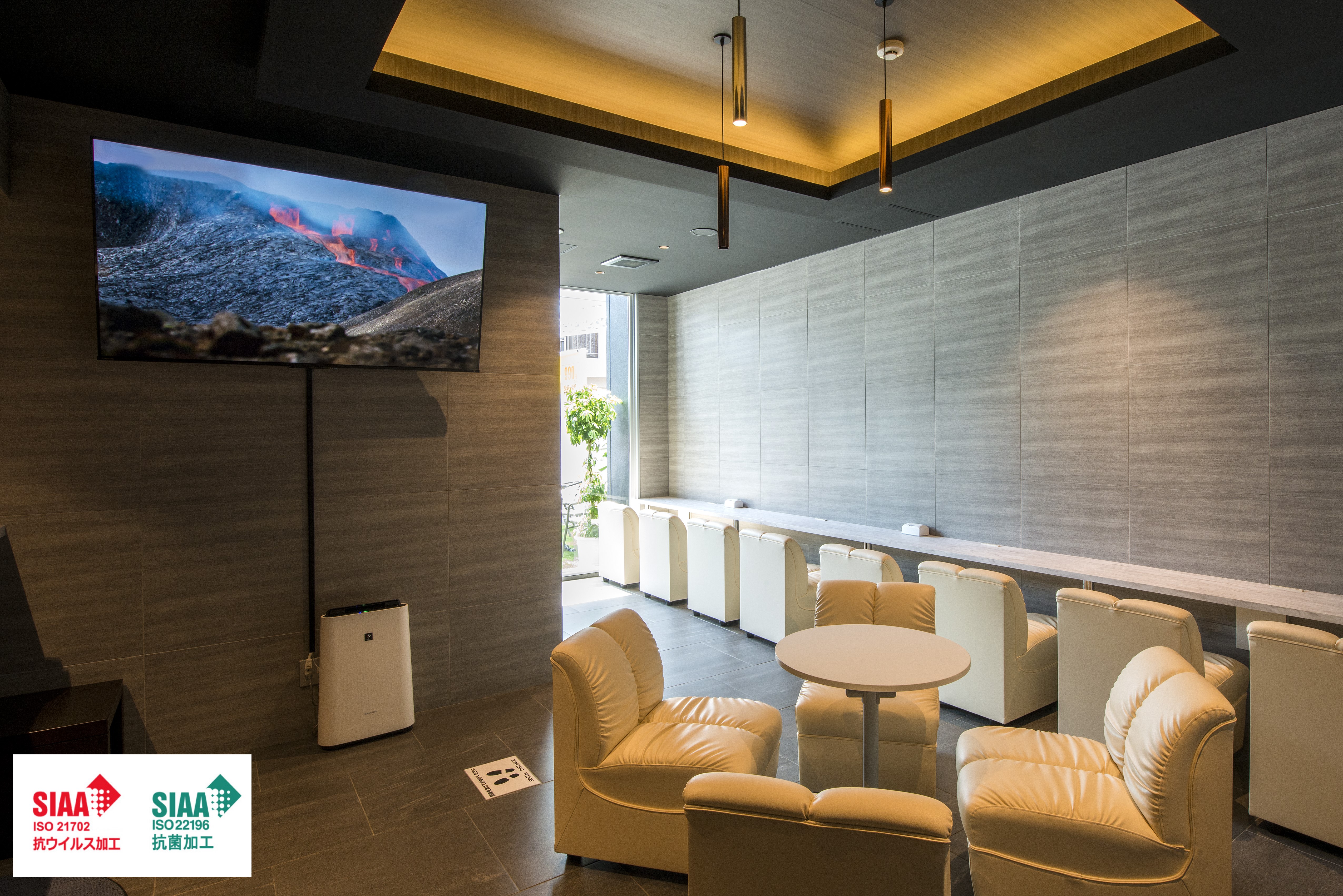 大型65インチTV、無料コーヒーメーカーを設置しております。