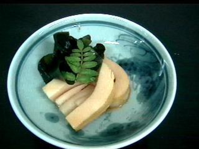 ヒトハメと筍の煮物木の芽添え