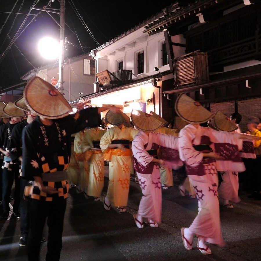 毎年9月に開催される伝統の祭り「おわら風の盆」は当館から約15分